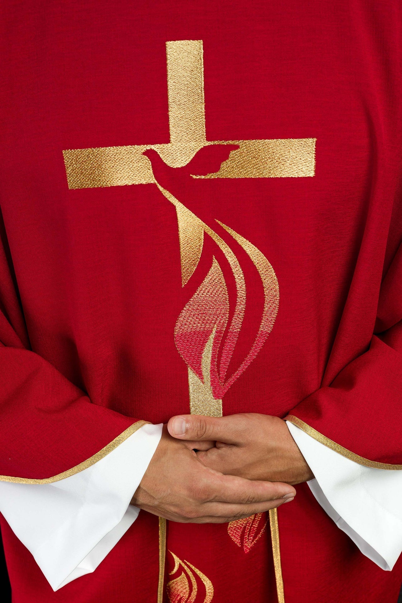 Ornat Liturgiczny Czerwony z Haftem Ducha Świętego i Złotą Lamówką - alba.pl