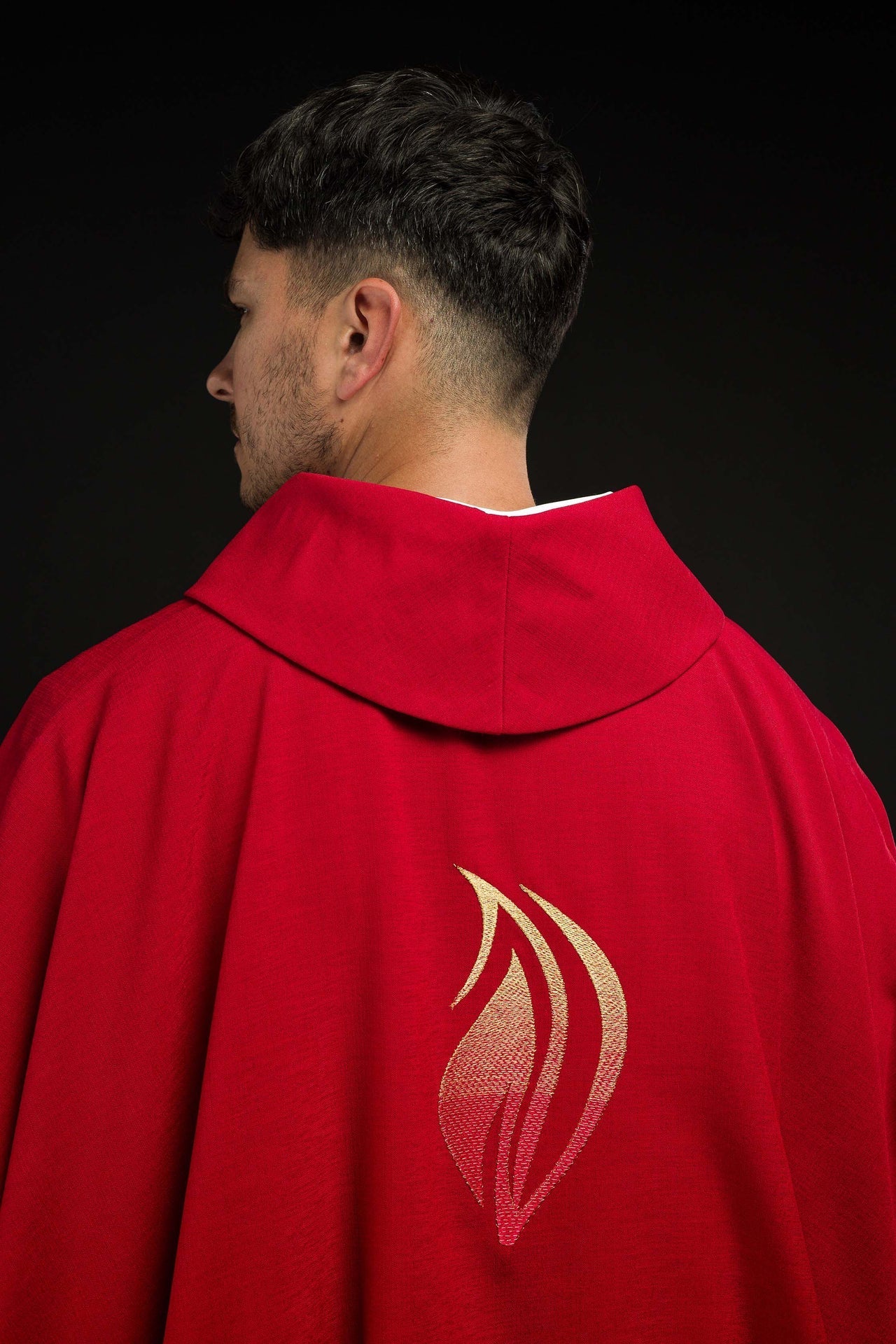 Ornat Liturgiczny Czerwony z Haftem Ducha Świętego i Złotą Lamówką - alba.pl