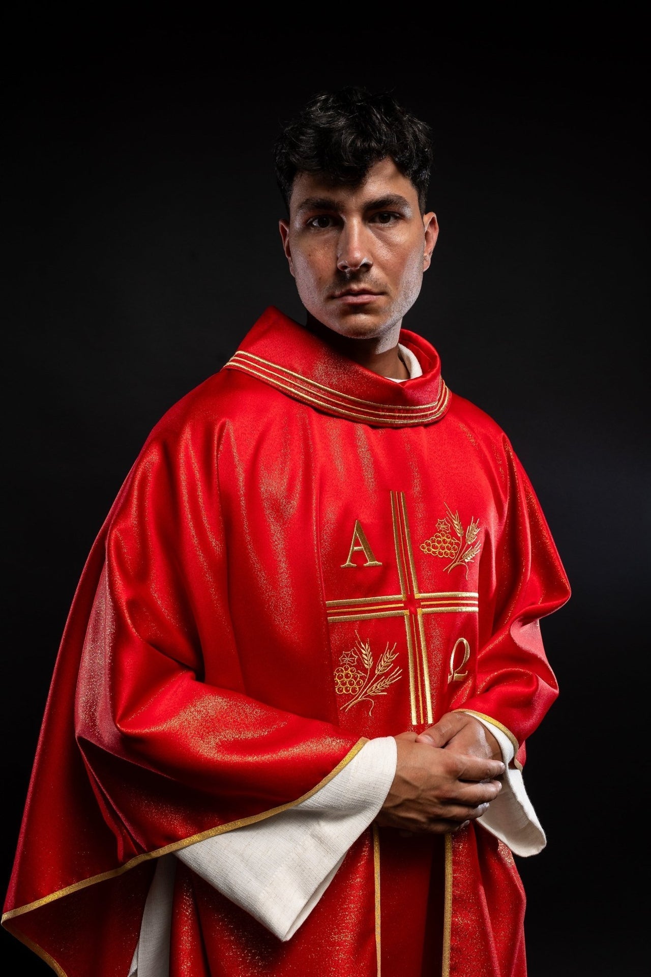 Ornat Liturgiczny Czerwony z Haftowanym Krzyżem Alfa i Omega - alba.pl