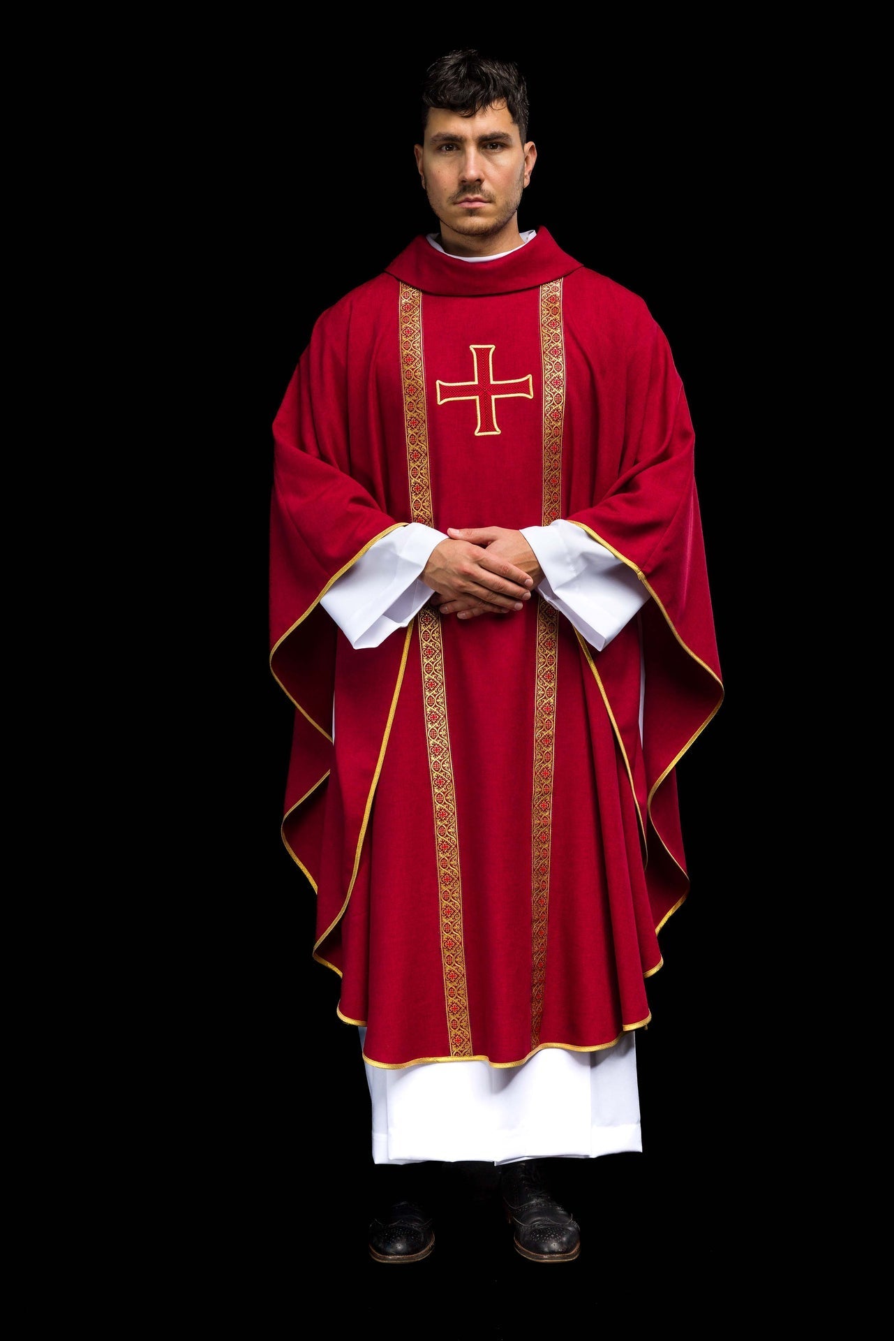 Ornat liturgiczny czerwony z haftowanym krzyżem i taśmami żakardowymi - alba.pl