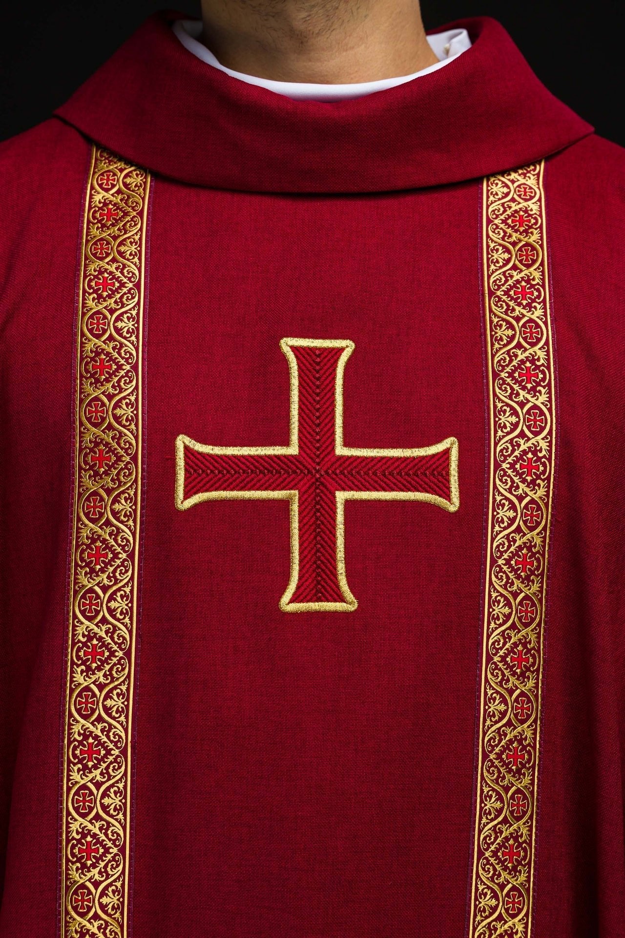 Ornat liturgiczny czerwony z haftowanym krzyżem i taśmami żakardowymi - alba.pl