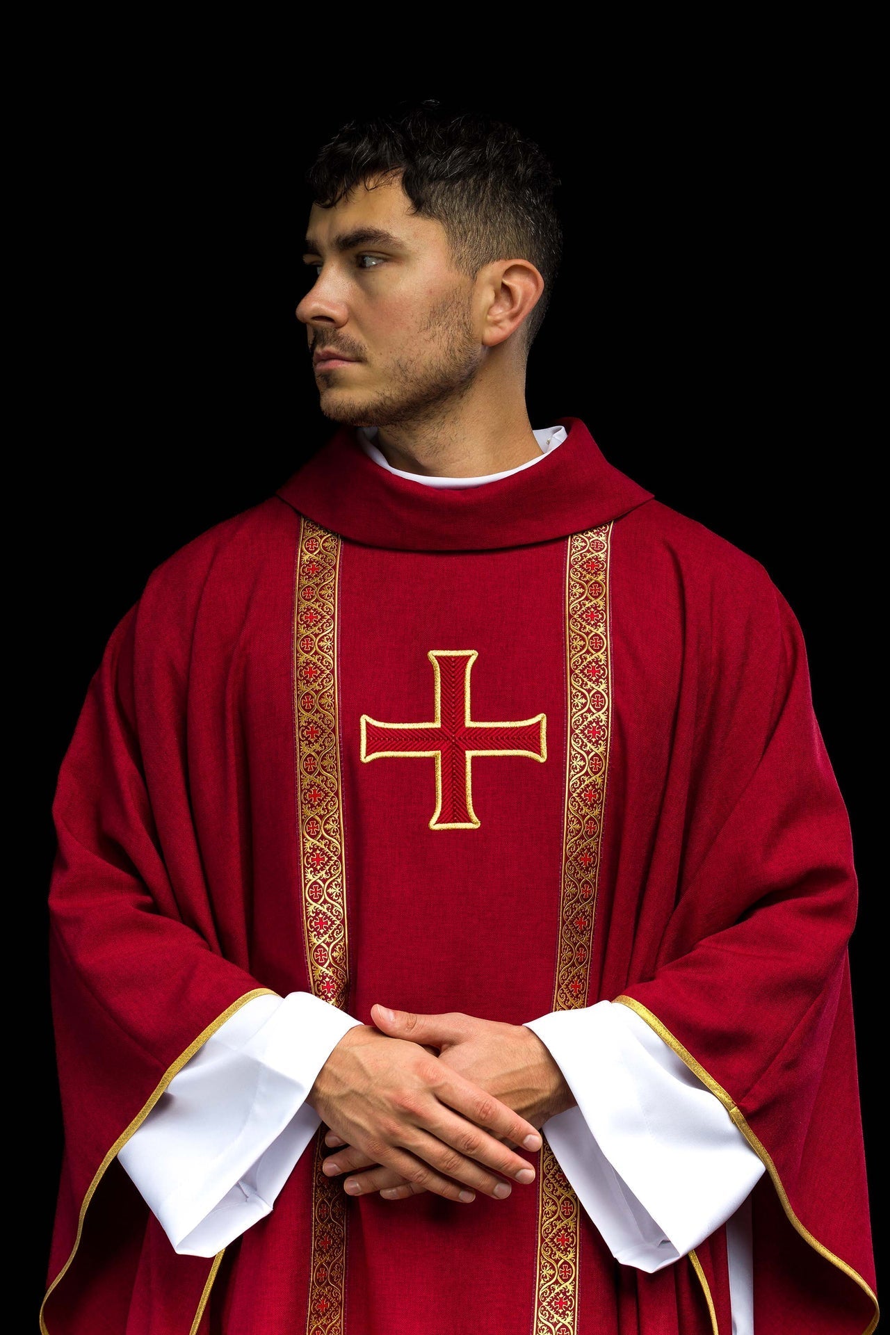 Ornat liturgiczny czerwony z haftowanym krzyżem i taśmami żakardowymi - alba.pl