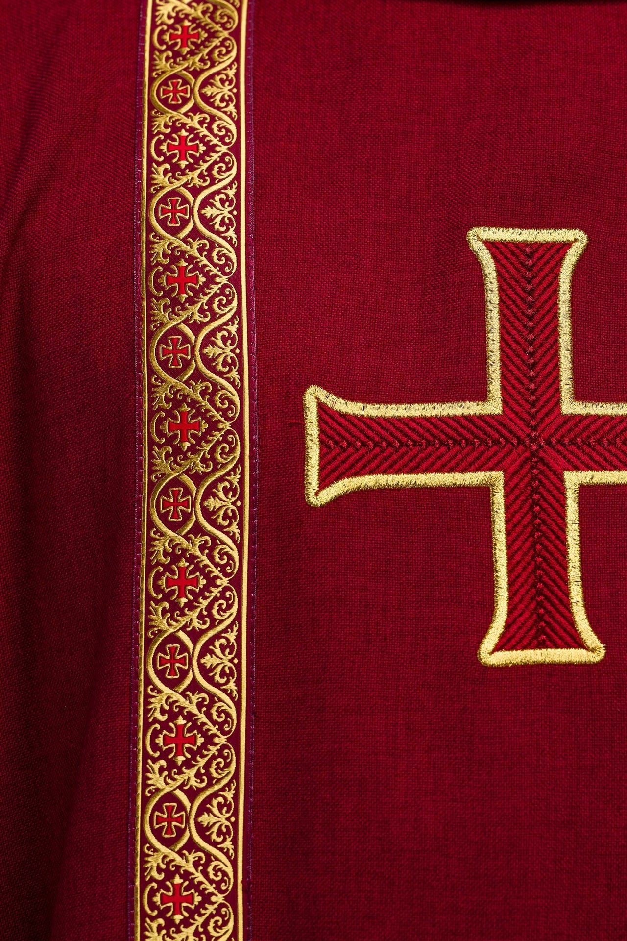 Ornat liturgiczny czerwony z haftowanym krzyżem i taśmami żakardowymi - alba.pl