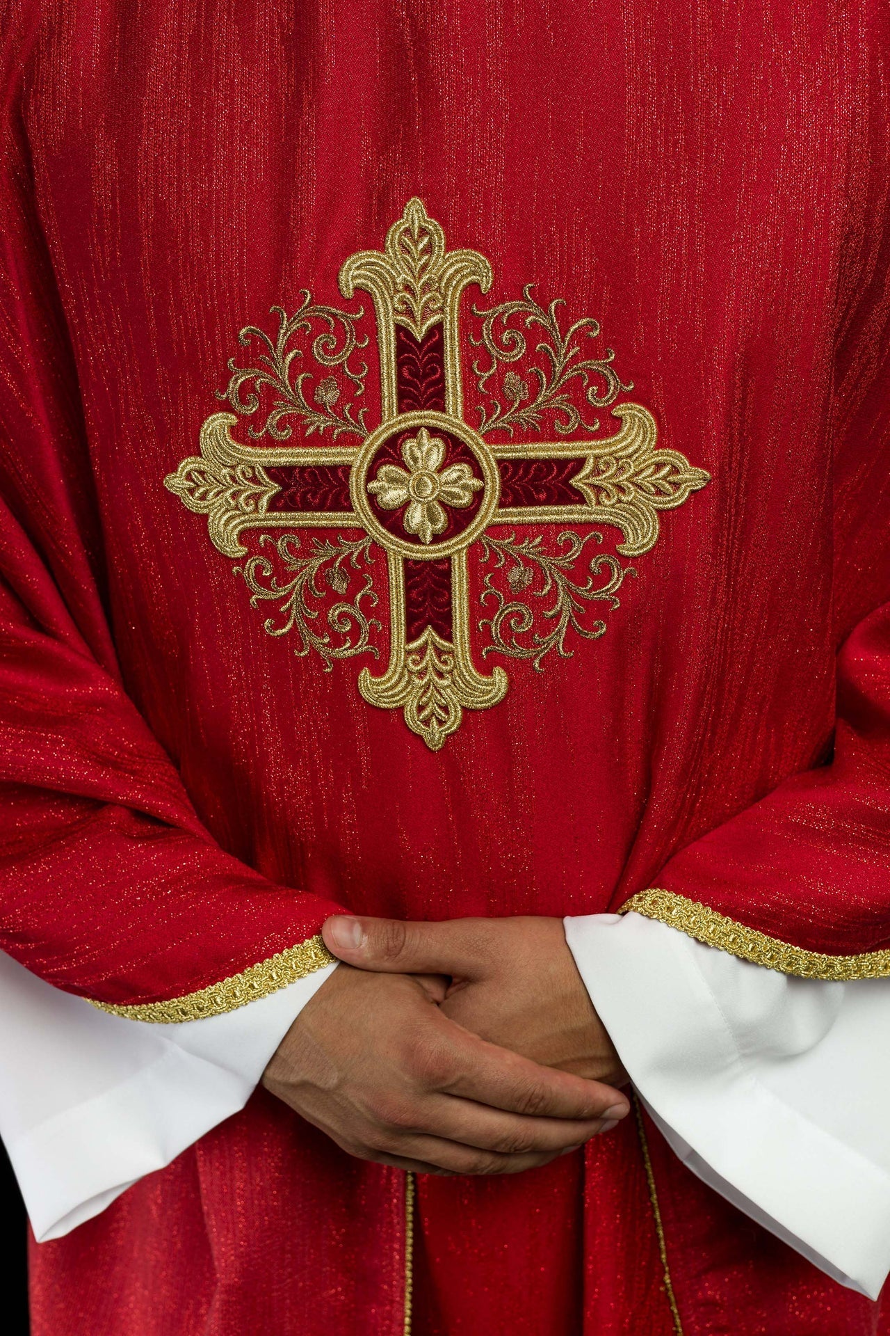 Ornat Liturgiczny Czerwony z Haftowanym Krzyżem na Ozdobnej Tkaninie - alba.pl