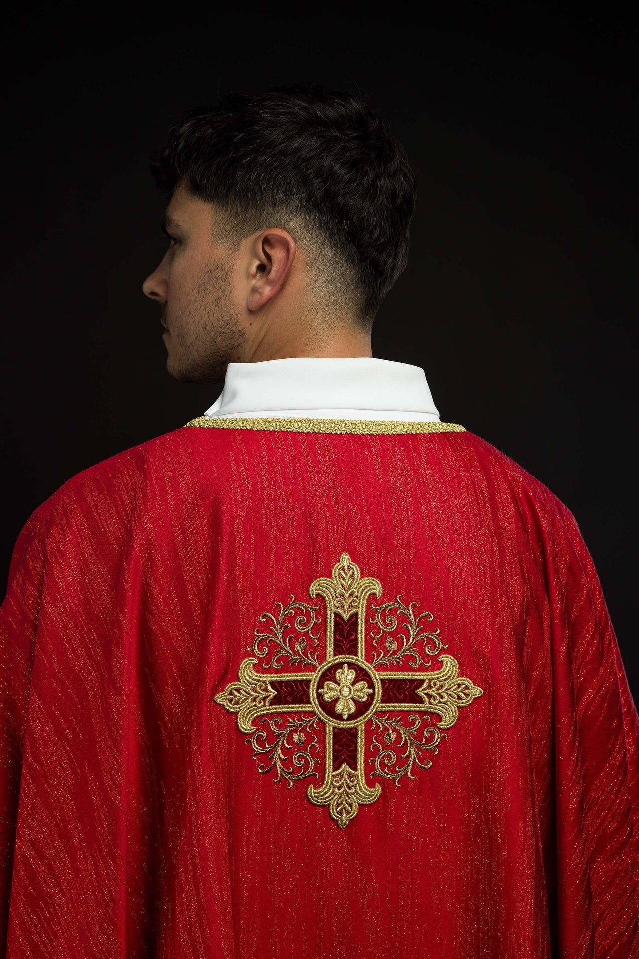 Ornat Liturgiczny Czerwony z Haftowanym Krzyżem na Ozdobnej Tkaninie - alba.pl