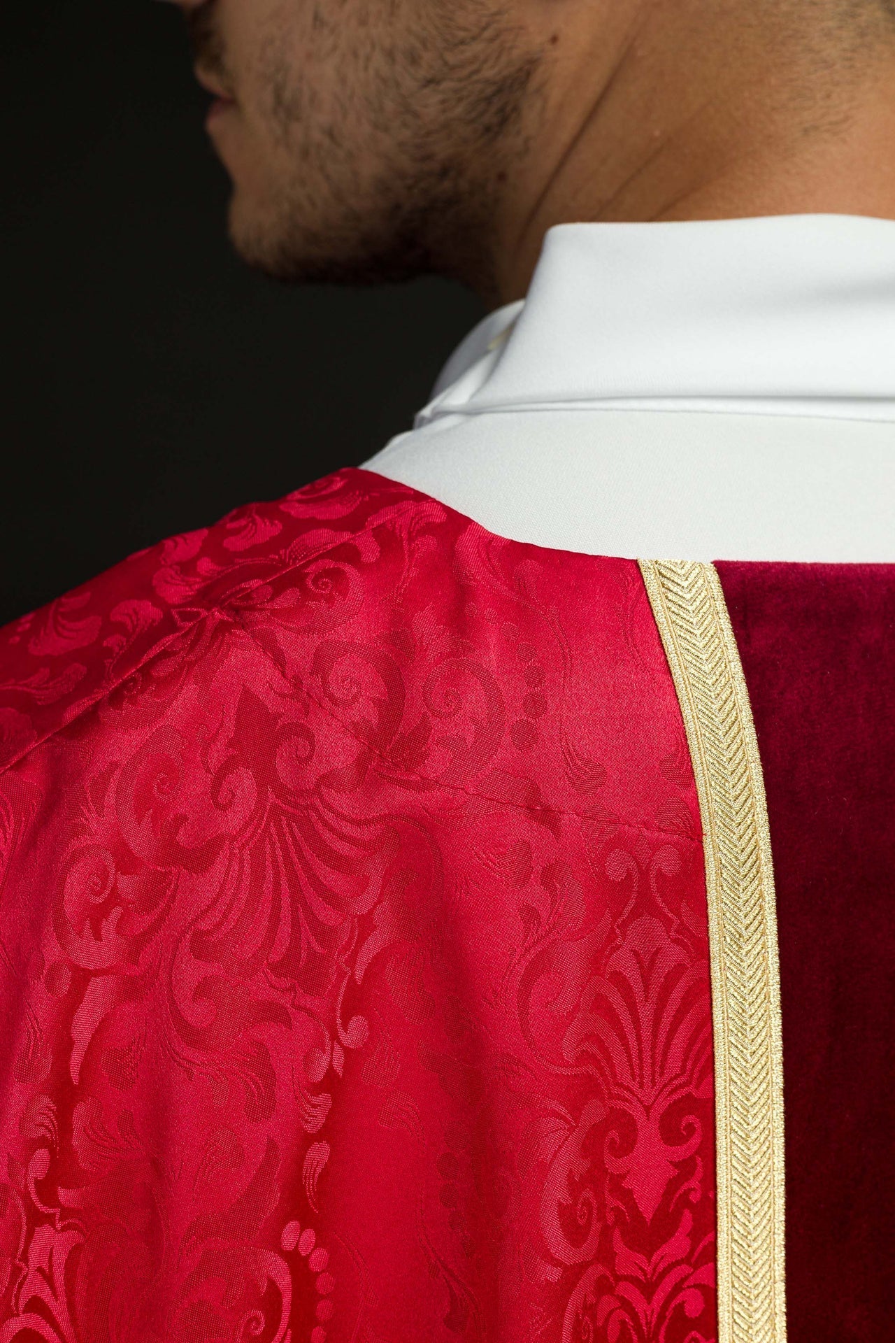 Ornat Liturgiczny Czerwony z Haftowanym Krzyżem na Żakardzie - alba.pl