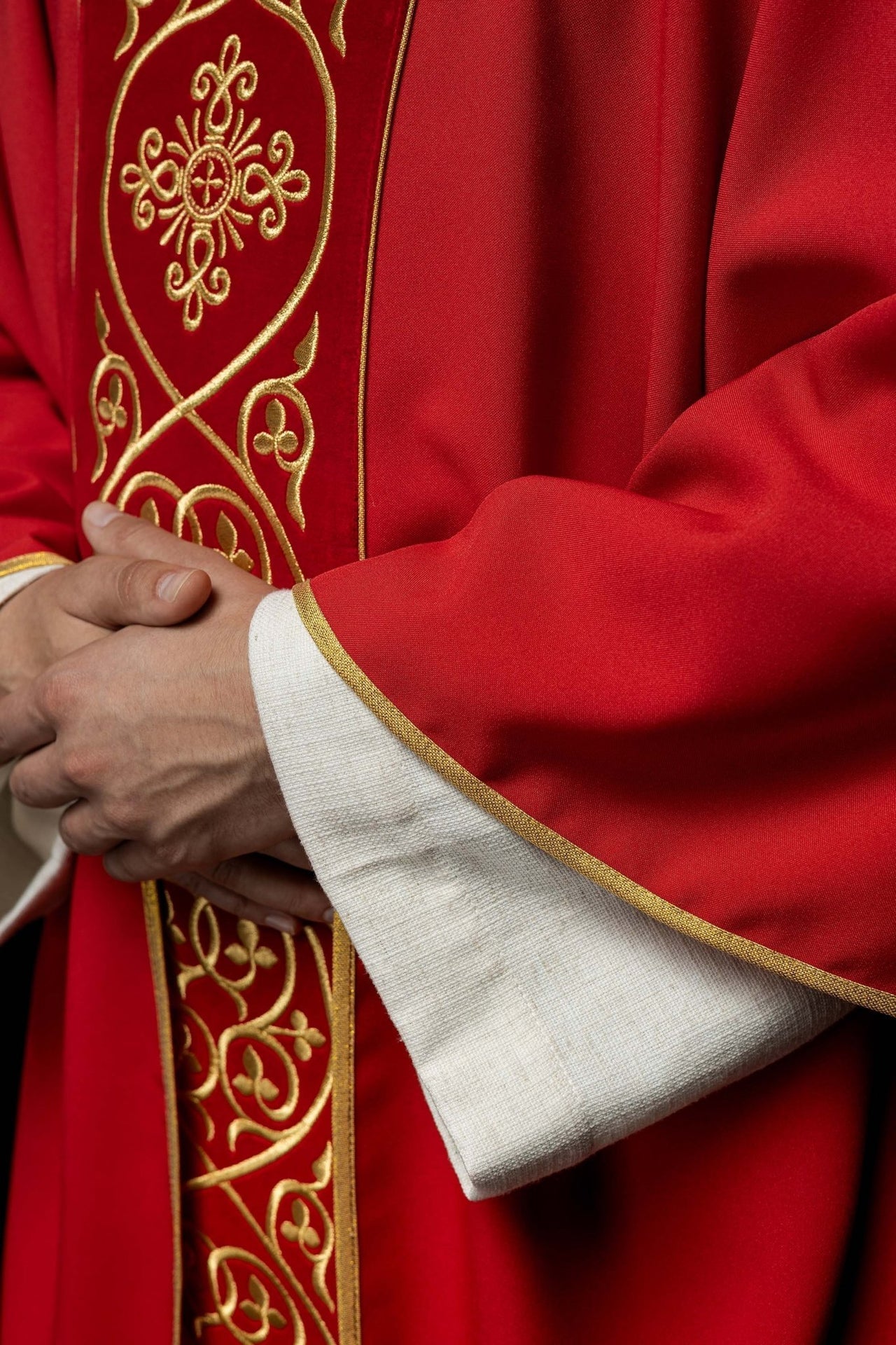 Ornat Liturgiczny Czerwony z Haftowanym Pasem Aksamitnym - alba.pl
