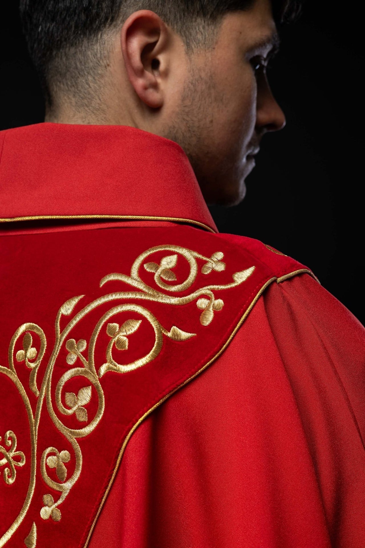 Ornat Liturgiczny Czerwony z Haftowanym Pasem Aksamitnym - alba.pl