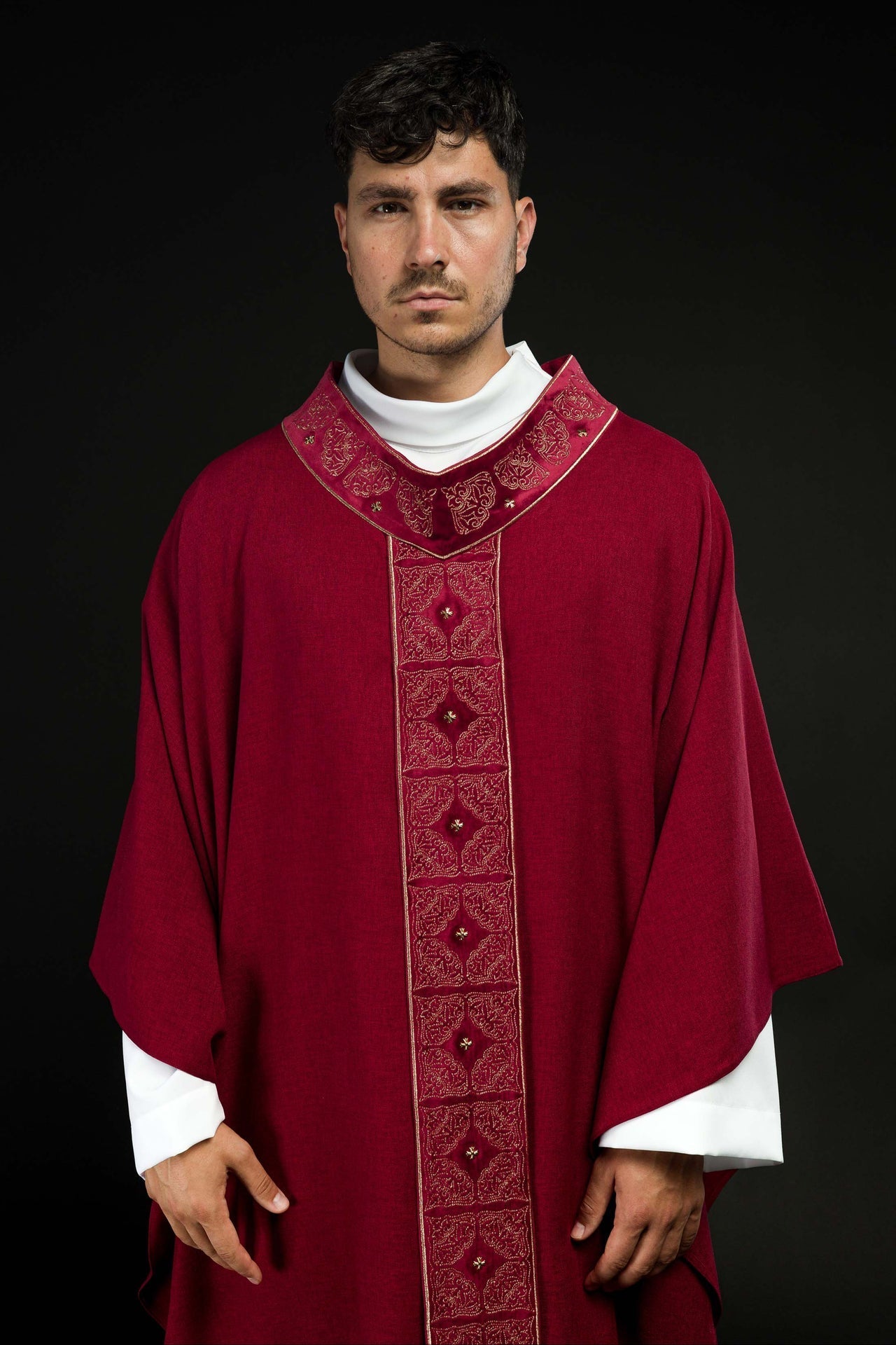 Ornat Liturgiczny Czerwony z Haftowanym Pasem i Stułą - alba.pl