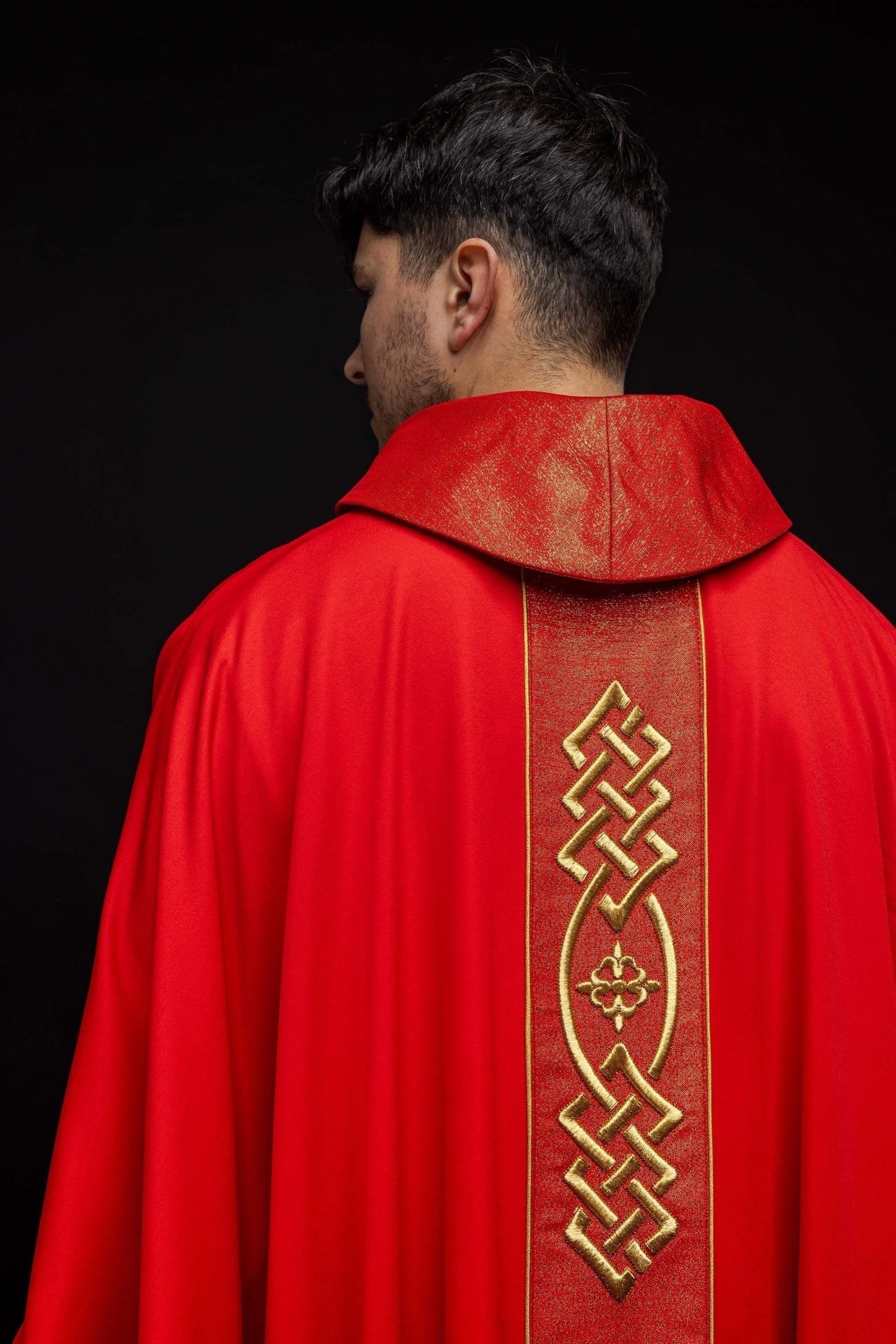 Ornat Liturgiczny Czerwony z Haftowanym Złotym Krzyżem - alba.pl