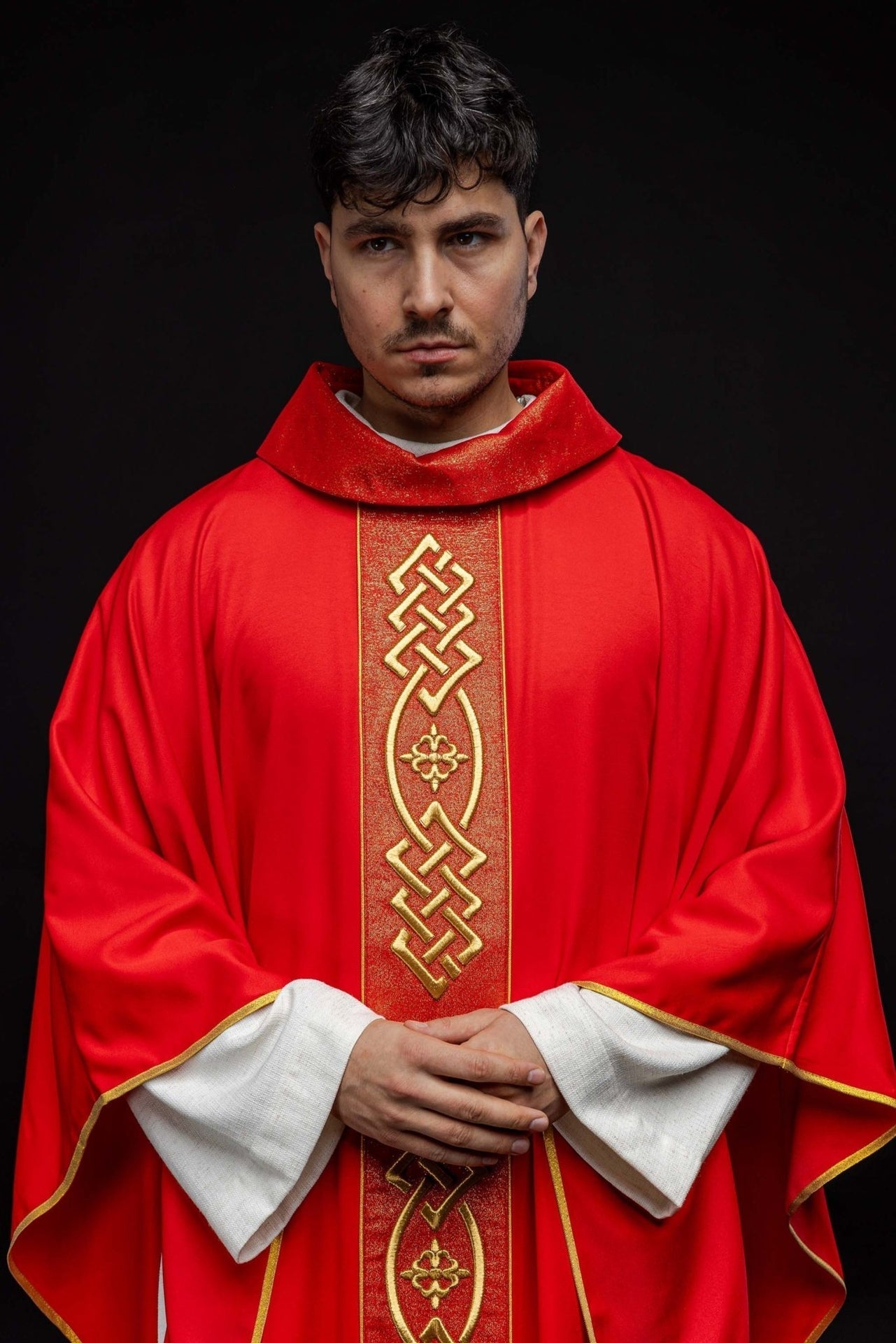 Ornat Liturgiczny Czerwony z Haftowanym Złotym Krzyżem - alba.pl
