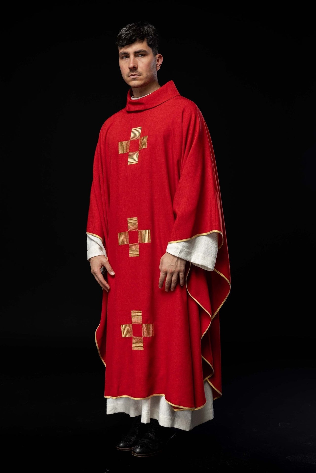 Ornat Liturgiczny Czerwony z Haftowanymi Krzyżami - alba.pl