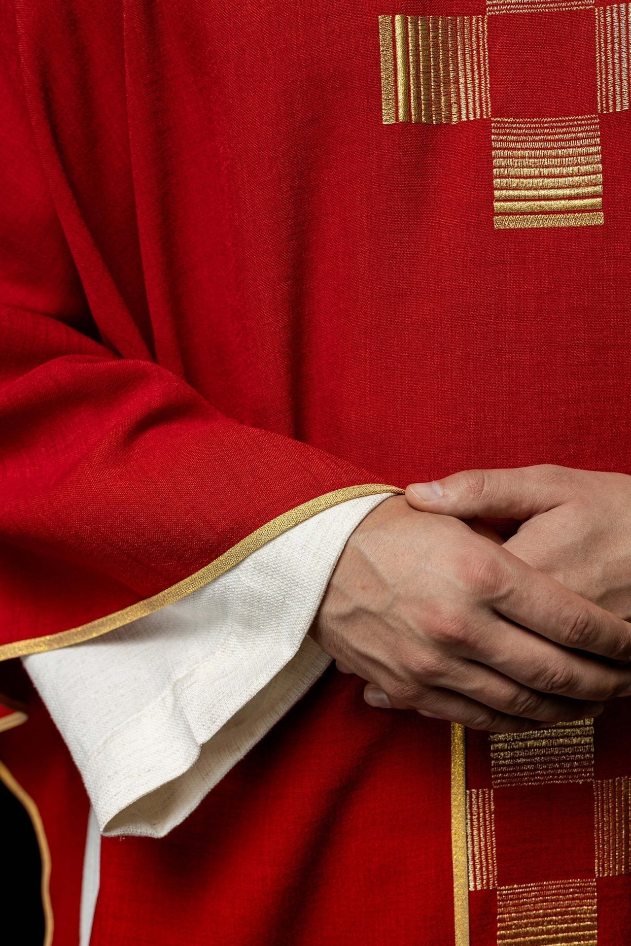 Ornat Liturgiczny Czerwony z Haftowanymi Krzyżami - alba.pl