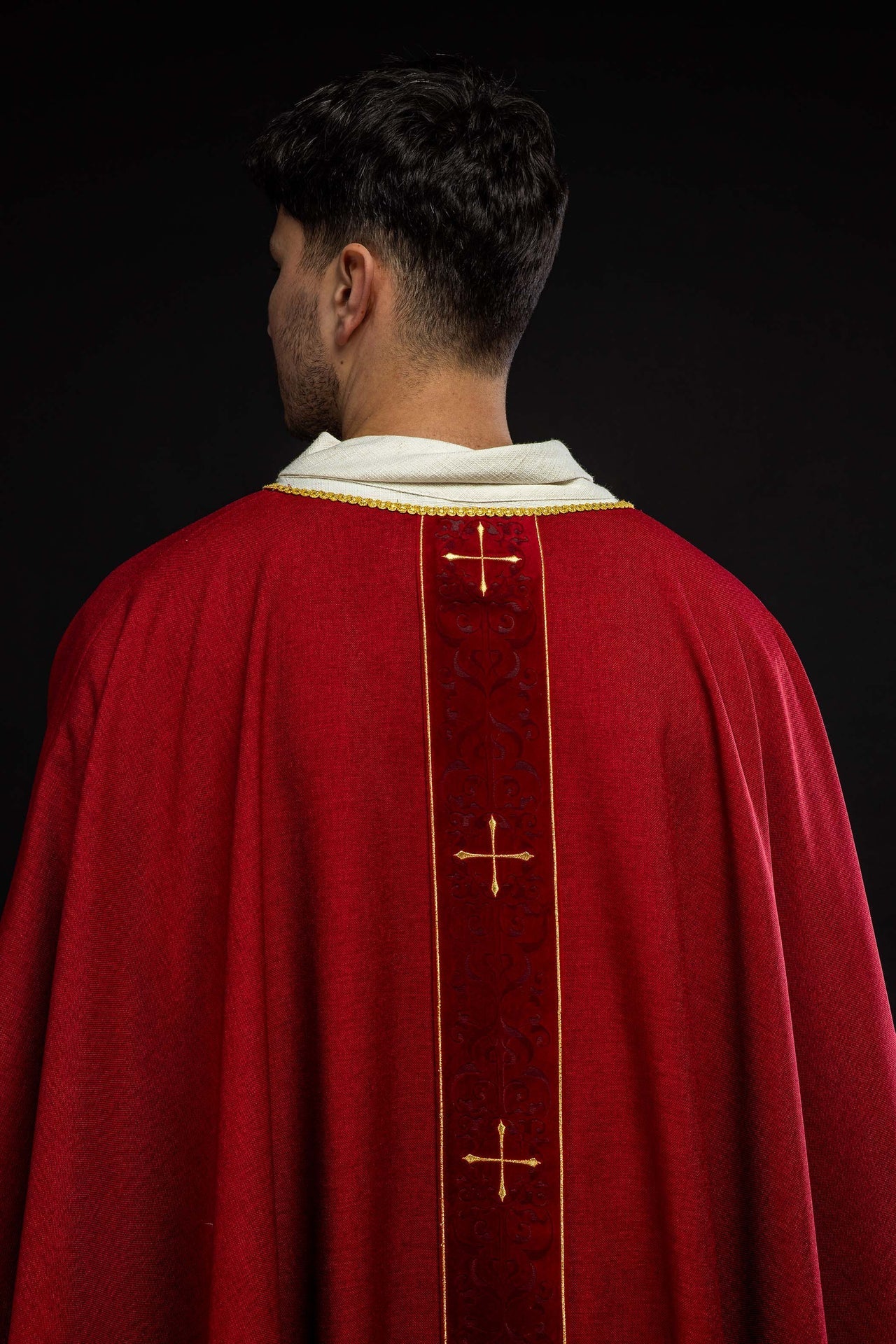 Ornat Liturgiczny Czerwony z Haftowanymi Krzyżami - Elegancki Strój Kapłański - alba.pl