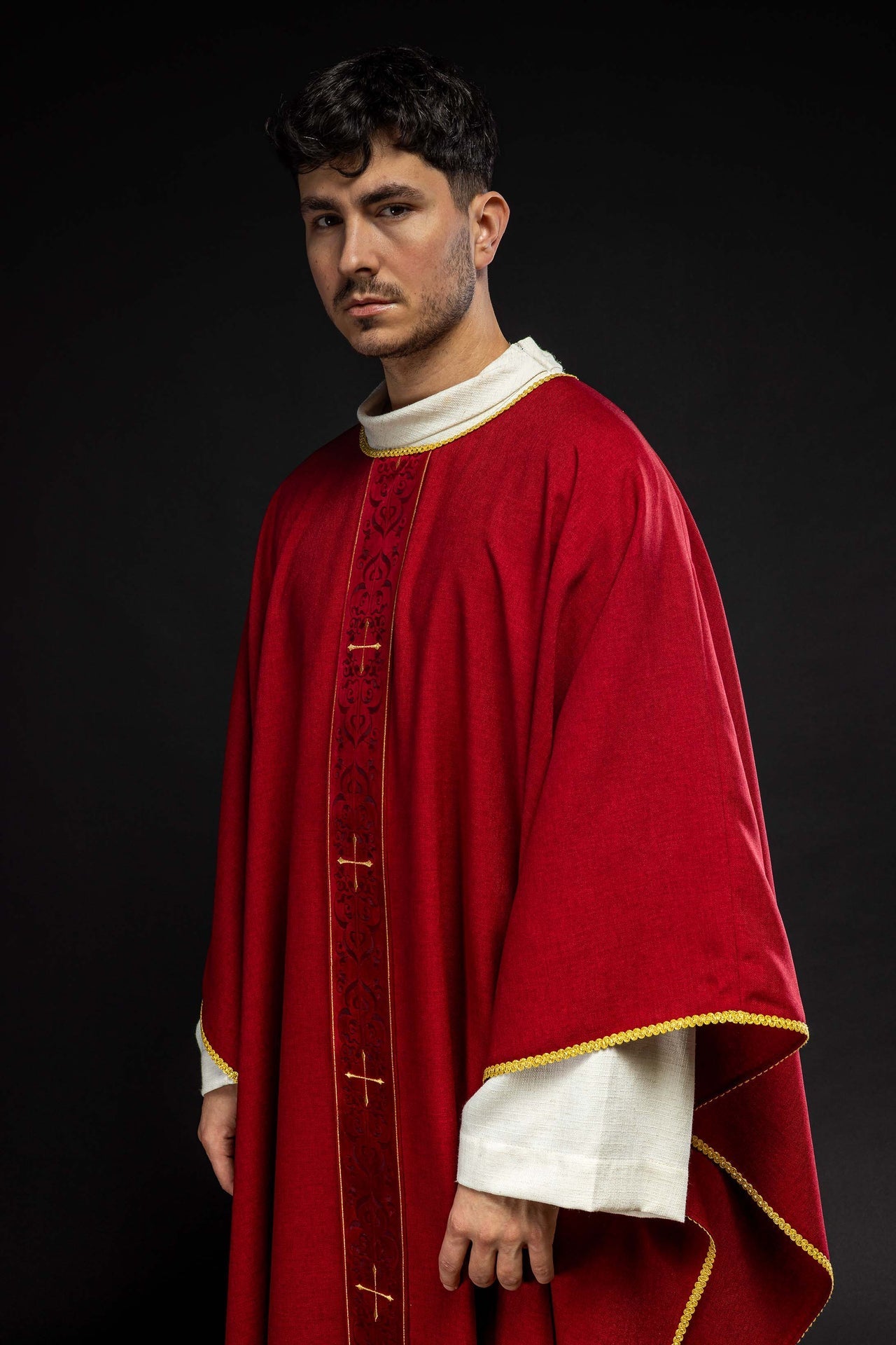 Ornat Liturgiczny Czerwony z Haftowanymi Krzyżami - Elegancki Strój Kapłański - alba.pl