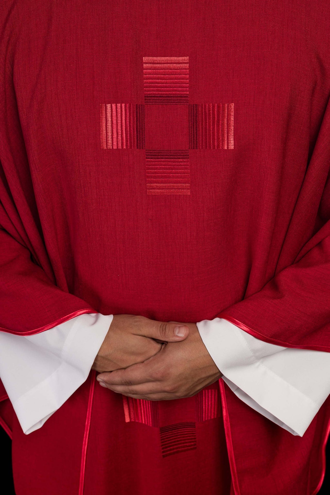 Ornat Liturgiczny Czerwony z Haftowanymi Krzyżami i Stułą - alba.pl