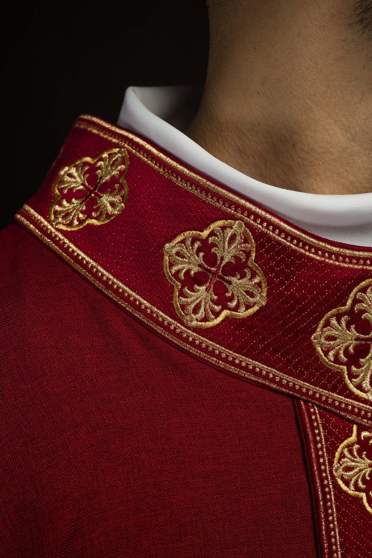 Ornat Liturgiczny Czerwony z Haftowanymi Krzyżami - Polska Produkcja - alba.pl
