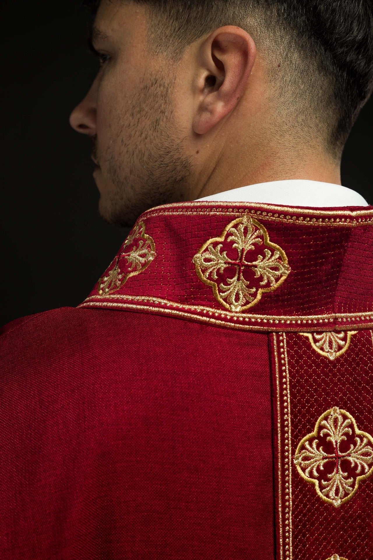 Ornat Liturgiczny Czerwony z Haftowanymi Krzyżami - Polska Produkcja - alba.pl