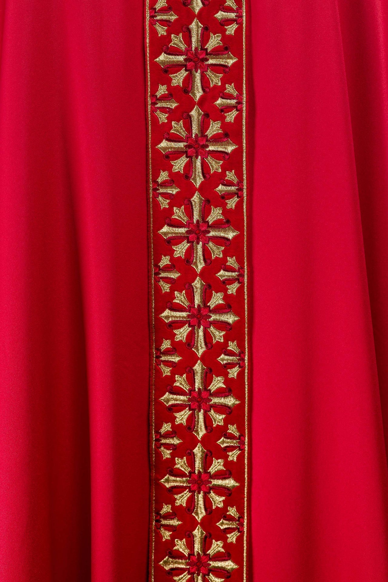 Ornat Liturgiczny Czerwony z Haftowanymi Złotymi Krzyżami - alba.pl