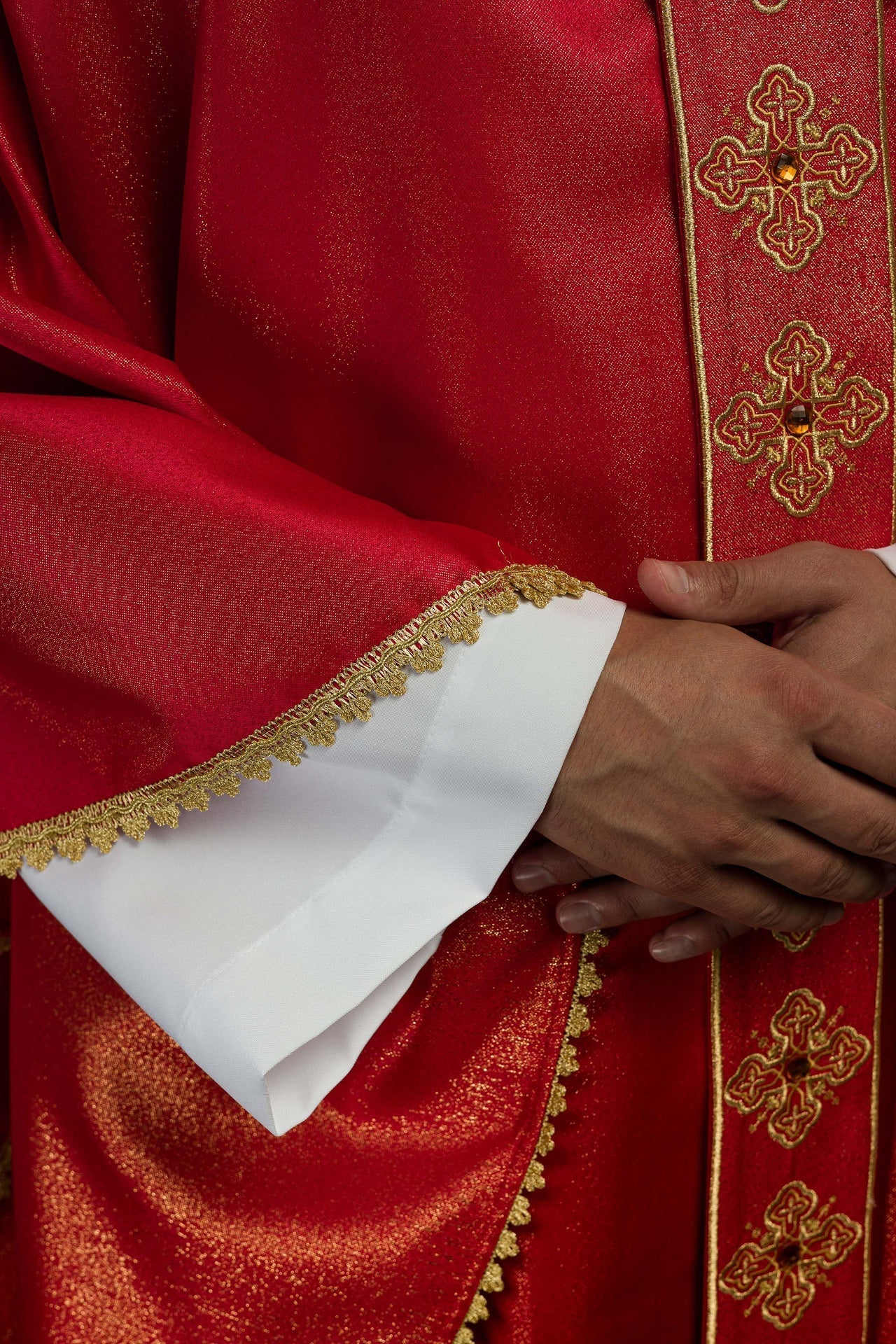 Ornat Liturgiczny Czerwony Zdobiony Haftem i Kamieniami - alba.pl