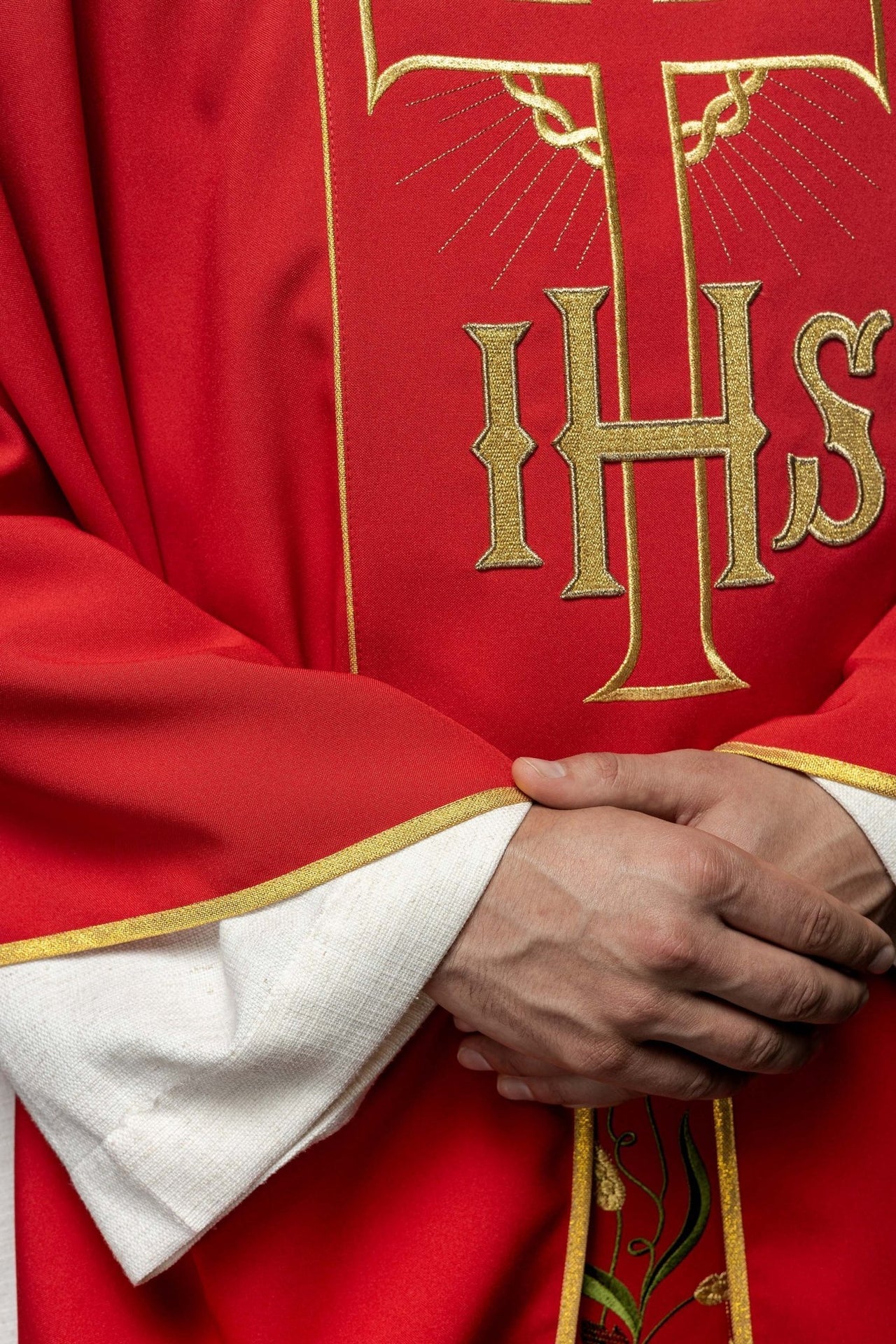 Ornat Liturgiczny Czerwony ze Złotym Pasem IHS i Kłosy - alba.pl