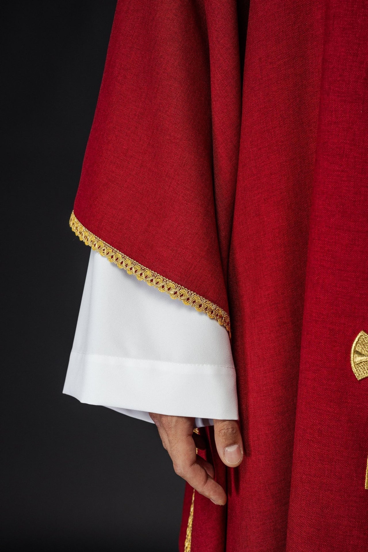 Ornat Liturgiczny Czerwony ze Złotymi Krzyżami i Lamówką - alba.pl