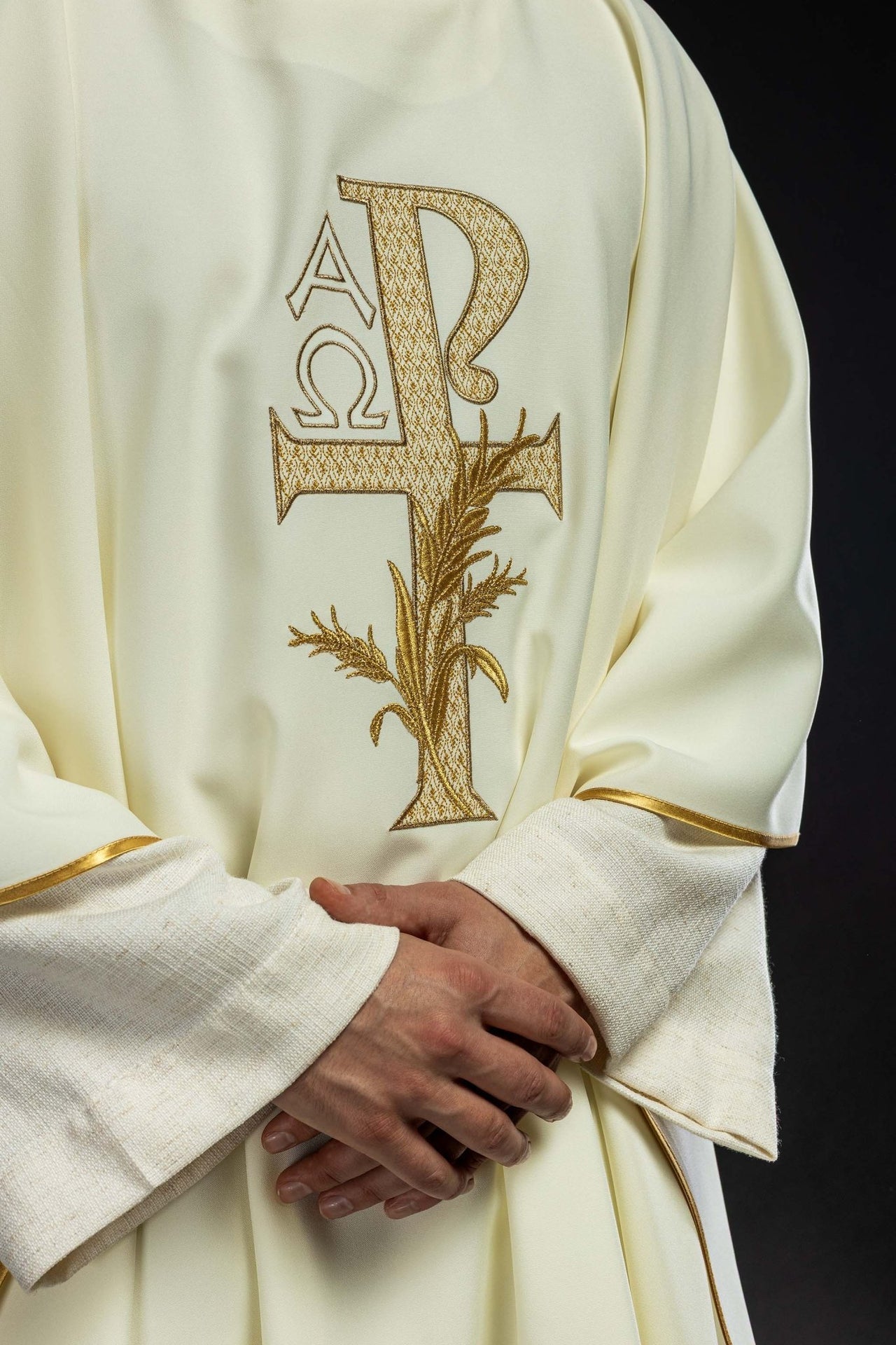 Ornat Liturgiczny Ecru Alfa i Omega - Szeroki Kołnierz Haftowany - alba.pl