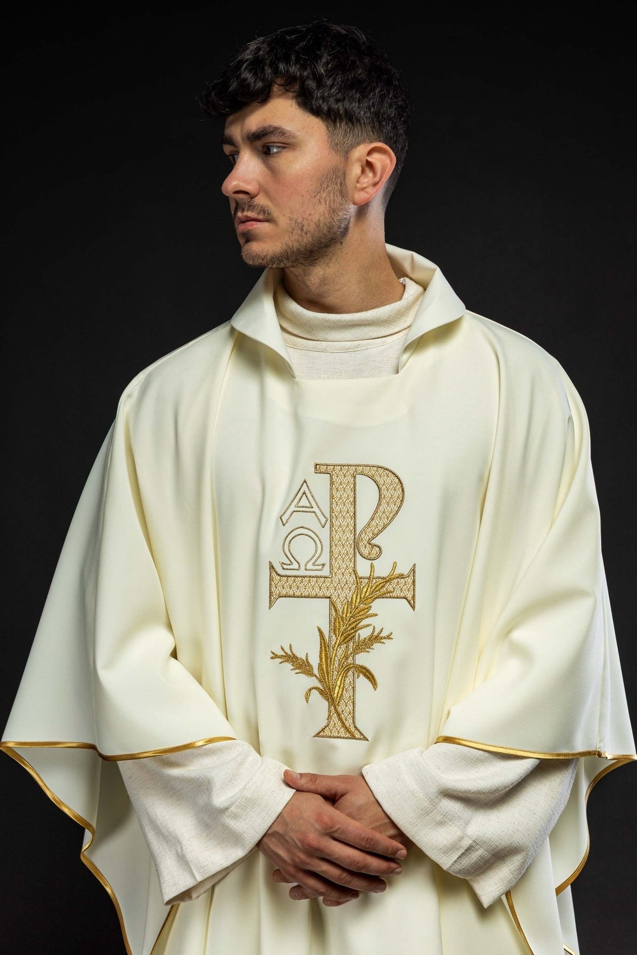 Ornat Liturgiczny Ecru Alfa i Omega - Szeroki Kołnierz Haftowany - alba.pl