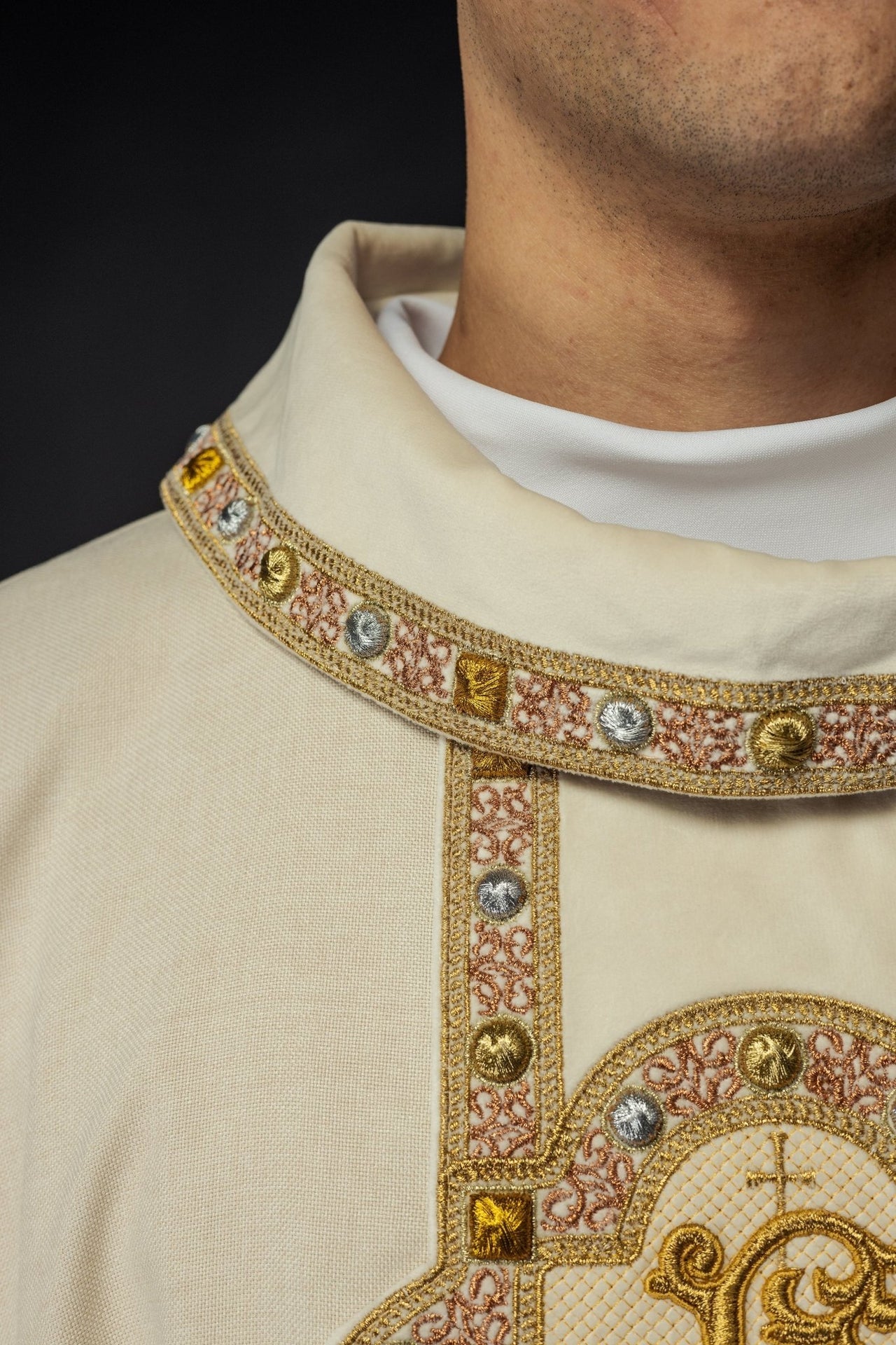 Ornat Liturgiczny Ecru IHS Haftowany Pas - Polska Produkcja - alba.pl