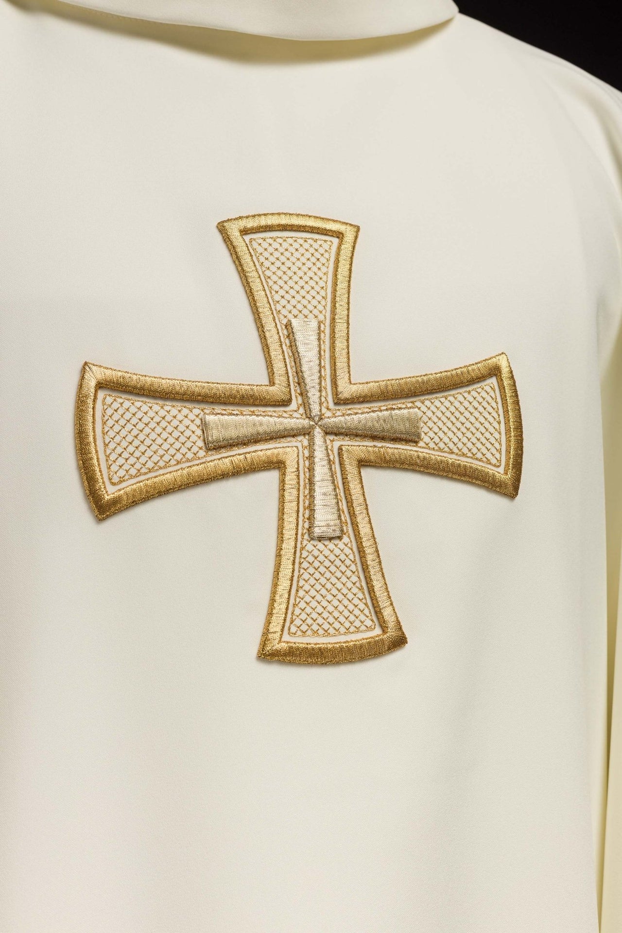 Ornat Liturgiczny Ecru IHS Haftowany Złotą Nicią - alba.pl