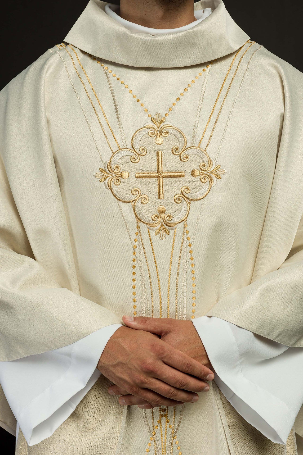 Ornat Liturgiczny Ecru Różaniec z Błyszczącej Tkaniny - alba.pl