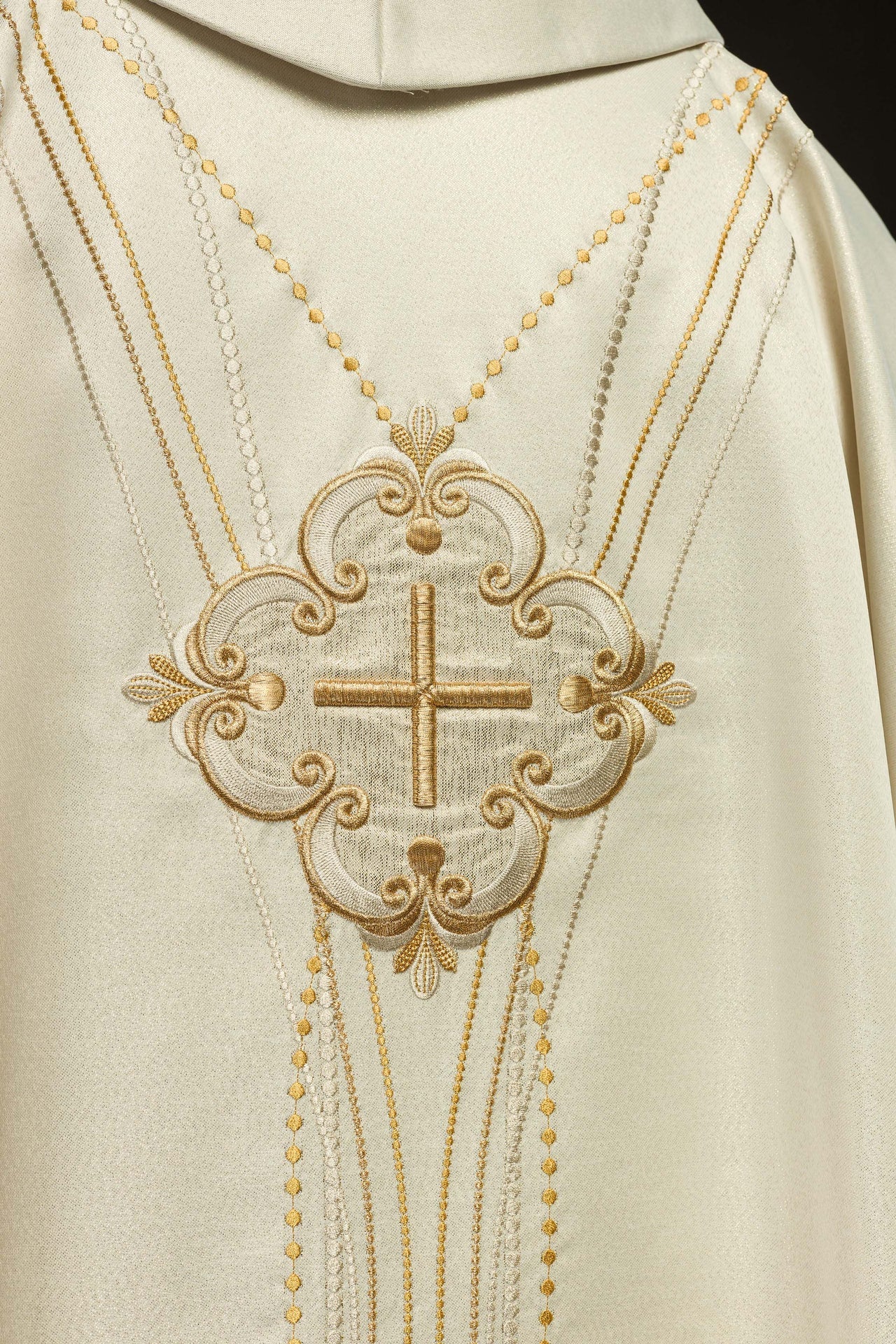 Ornat Liturgiczny Ecru Różaniec z Błyszczącej Tkaniny - alba.pl