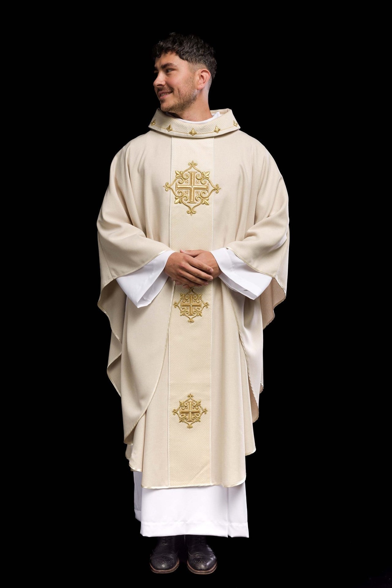 Ornat Liturgiczny Ecru z Aksamitnym Pasem i Haftem Krzyży - alba.pl