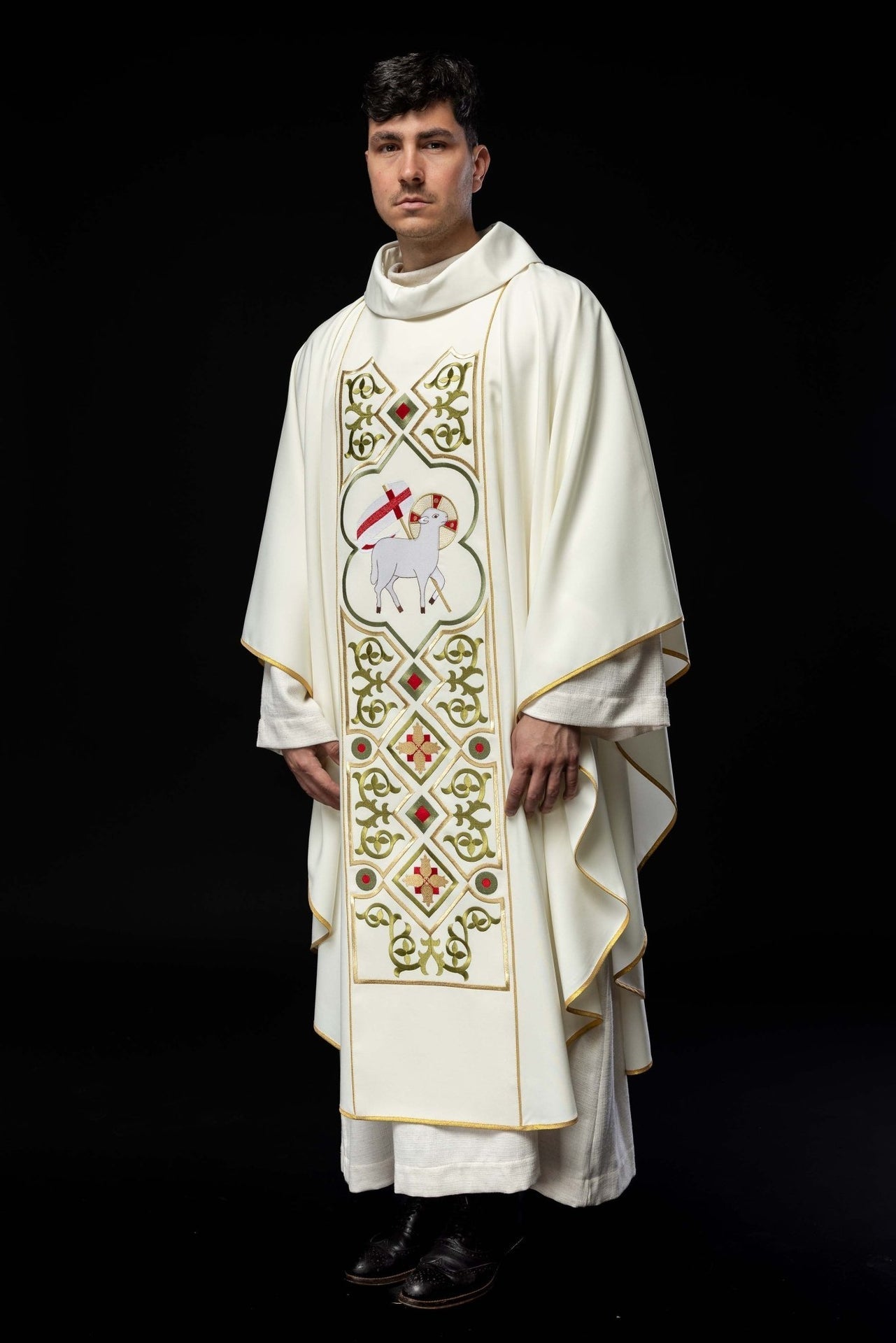 Ornat Liturgiczny Ecru z Haftem Baranka Bożego - Polski Produkt - alba.pl