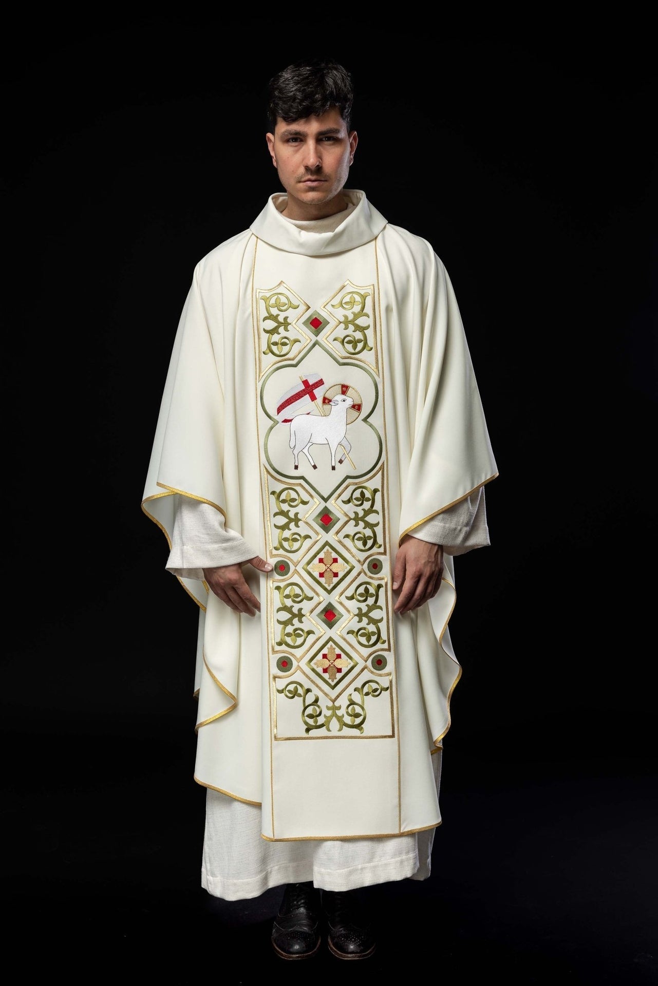 Ornat Liturgiczny Ecru z Haftem Baranka Bożego - Polski Produkt - alba.pl