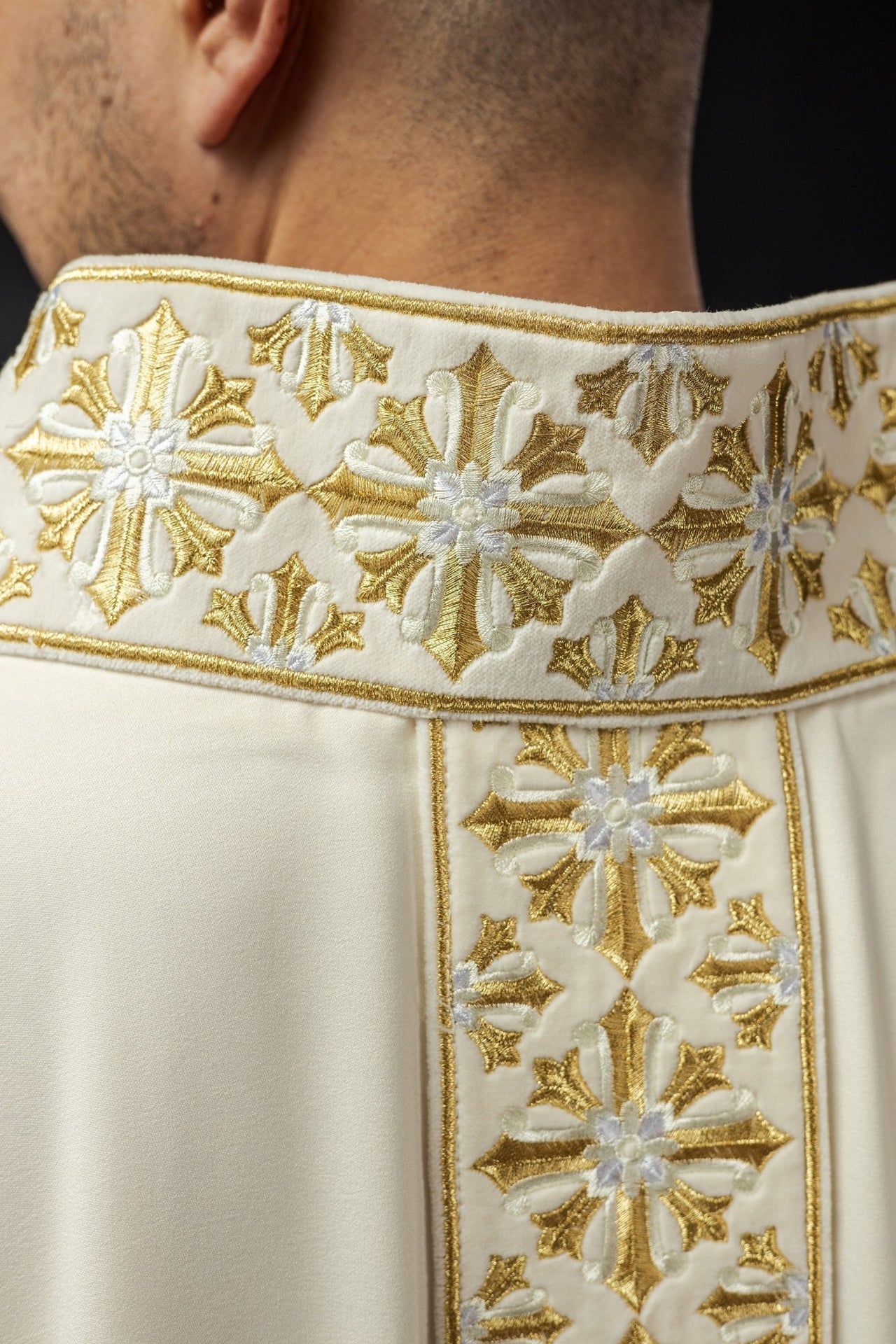 Ornat Liturgiczny Ecru z Haftem Eucharystycznym Złotą Nicią - alba.pl