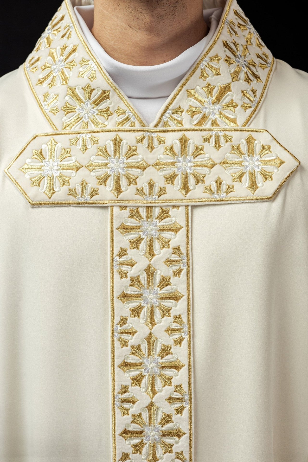 Ornat Liturgiczny Ecru z Haftem Eucharystycznym Złotą Nicią - alba.pl