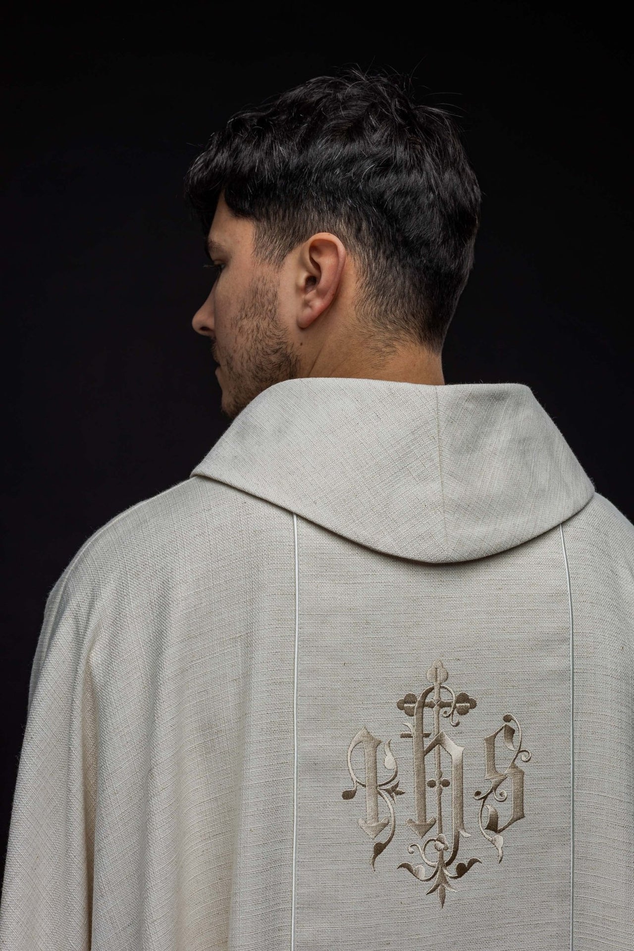 Ornat Liturgiczny Ecru z Haftem IHS - Elegancka Szata Kapłańska - alba.pl