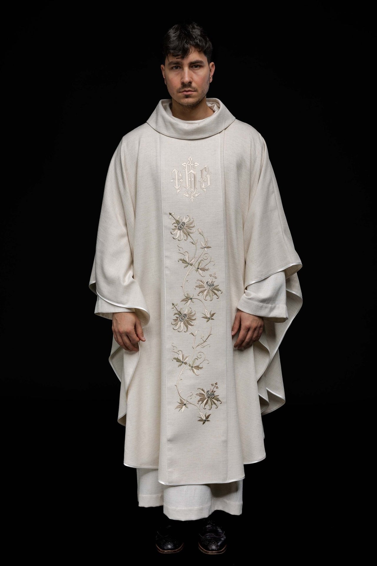 Ornat Liturgiczny Ecru z Haftem IHS - Elegancka Szata Kapłańska - alba.pl