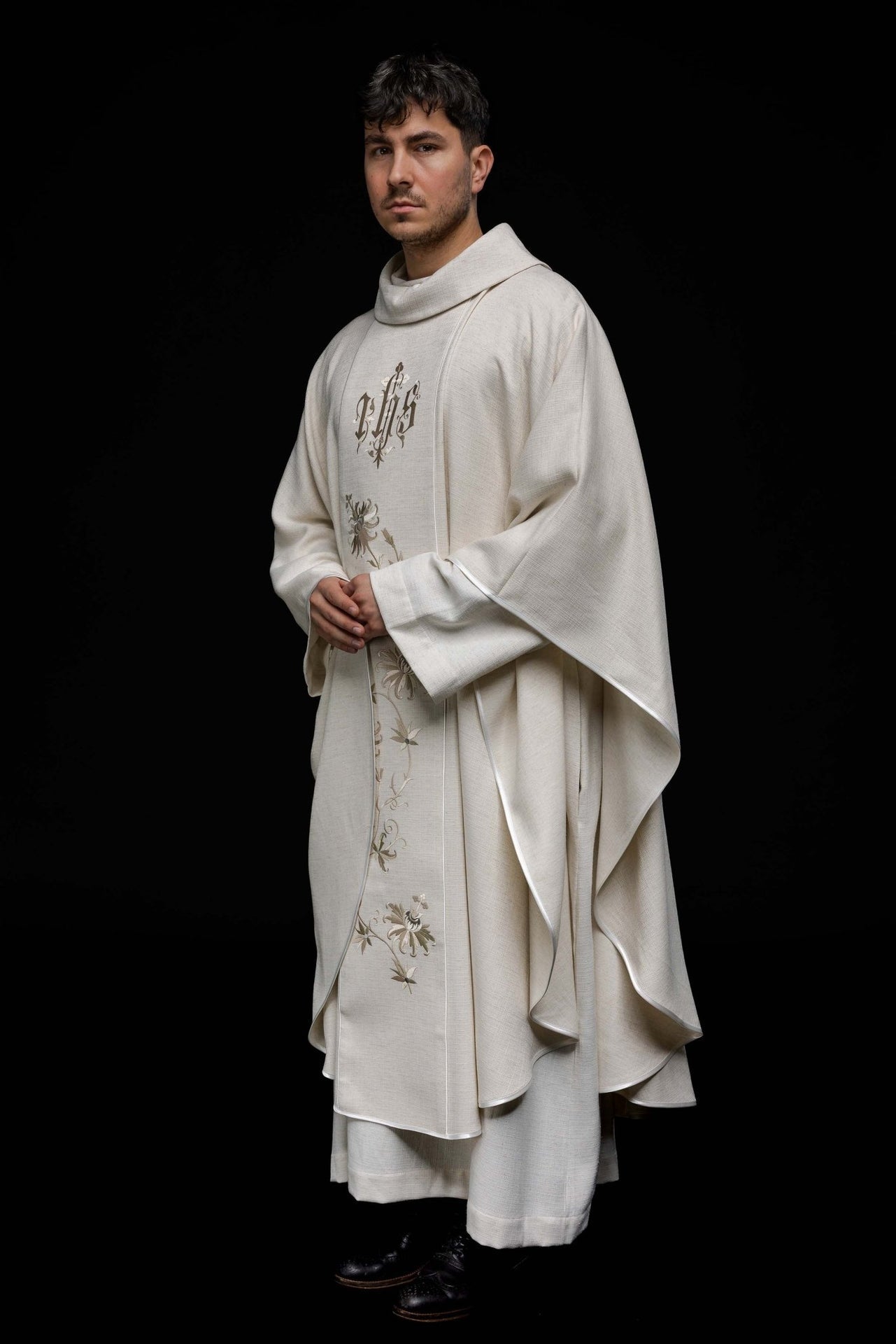 Ornat Liturgiczny Ecru z Haftem IHS - Elegancka Szata Kapłańska - alba.pl