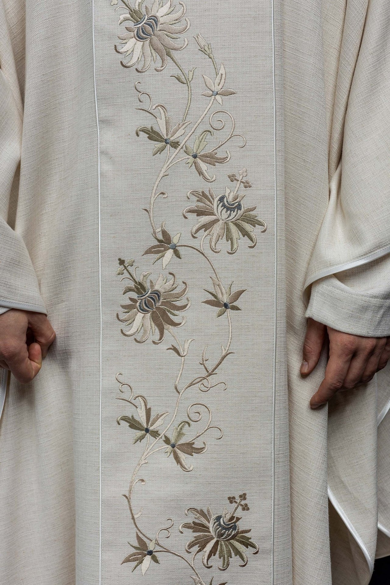 Ornat Liturgiczny Ecru z Haftem IHS - Elegancka Szata Kapłańska - alba.pl