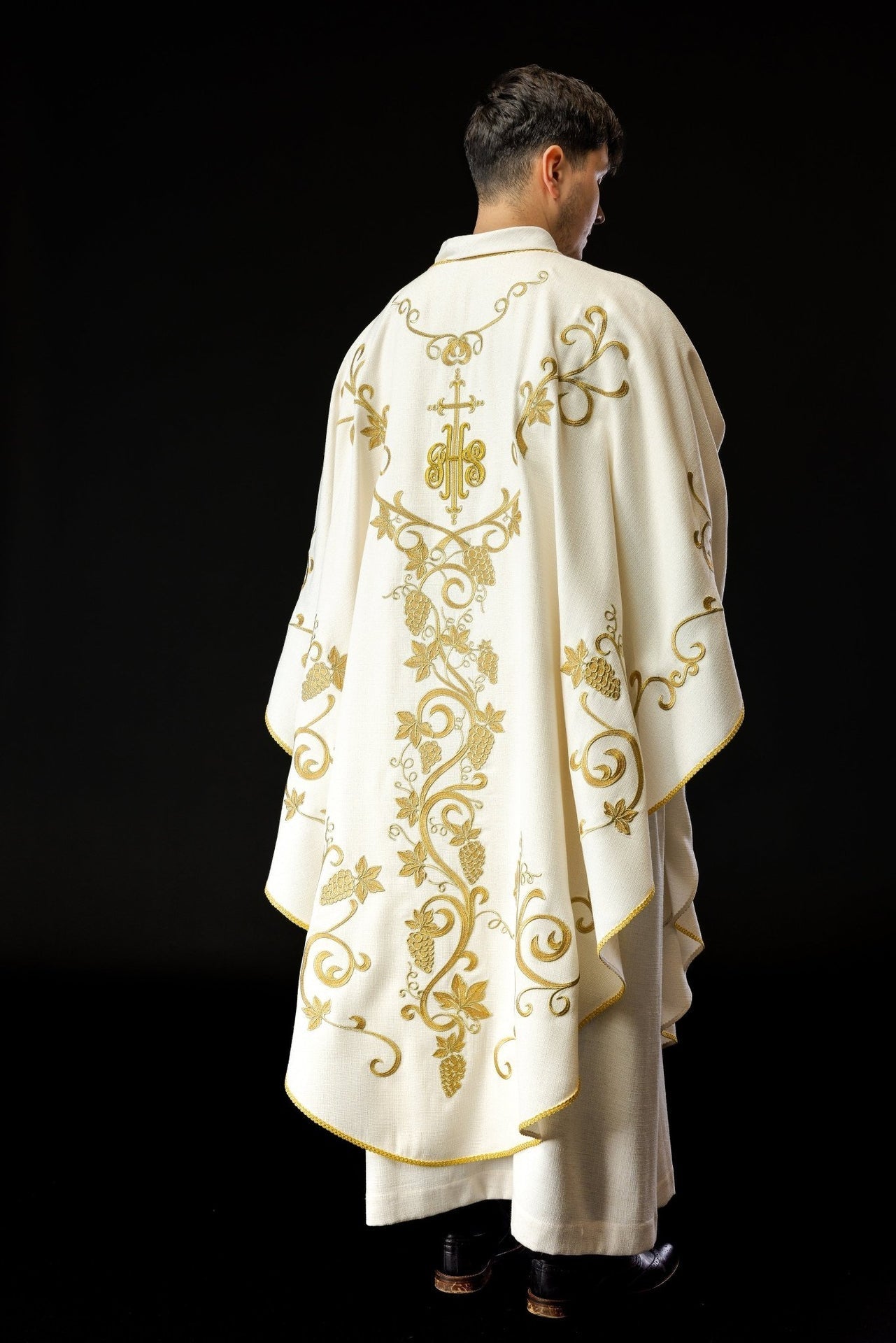 Ornat Liturgiczny Ecru z Haftem IHS i Winogron - Polski Produkt - alba.pl