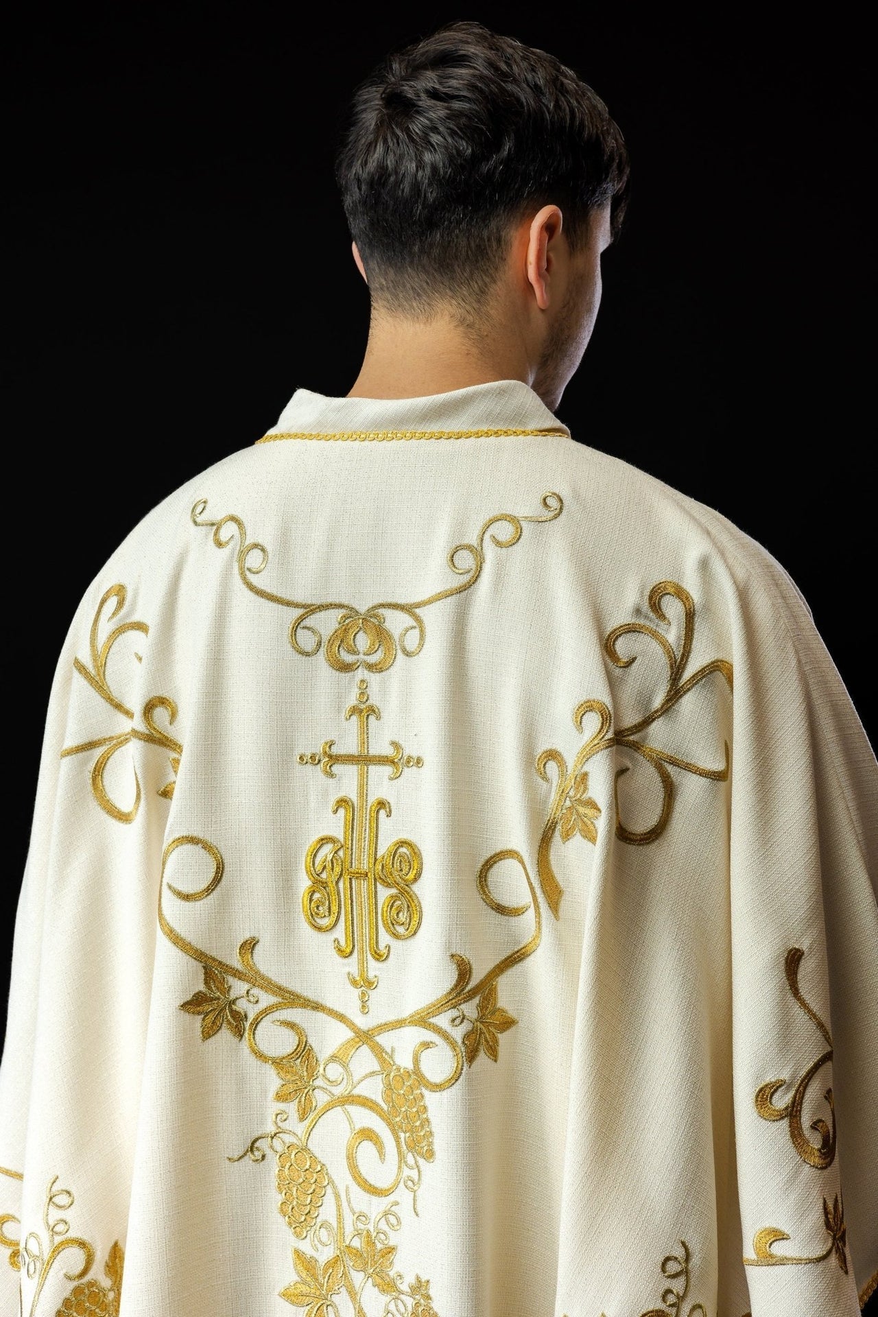 Ornat Liturgiczny Ecru z Haftem IHS i Winogron - Polski Produkt - alba.pl