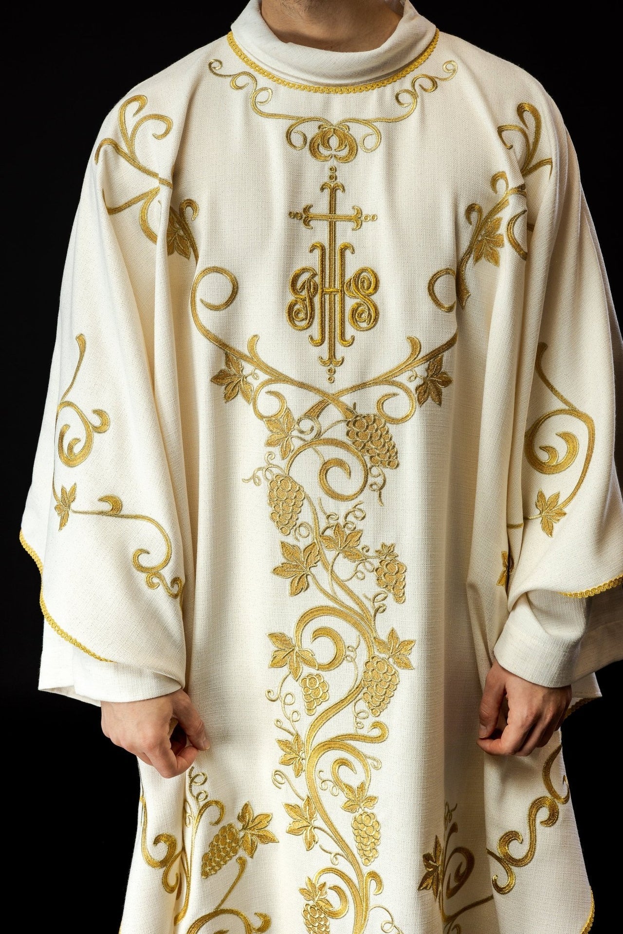 Ornat Liturgiczny Ecru z Haftem IHS i Winogron - Polski Produkt - alba.pl
