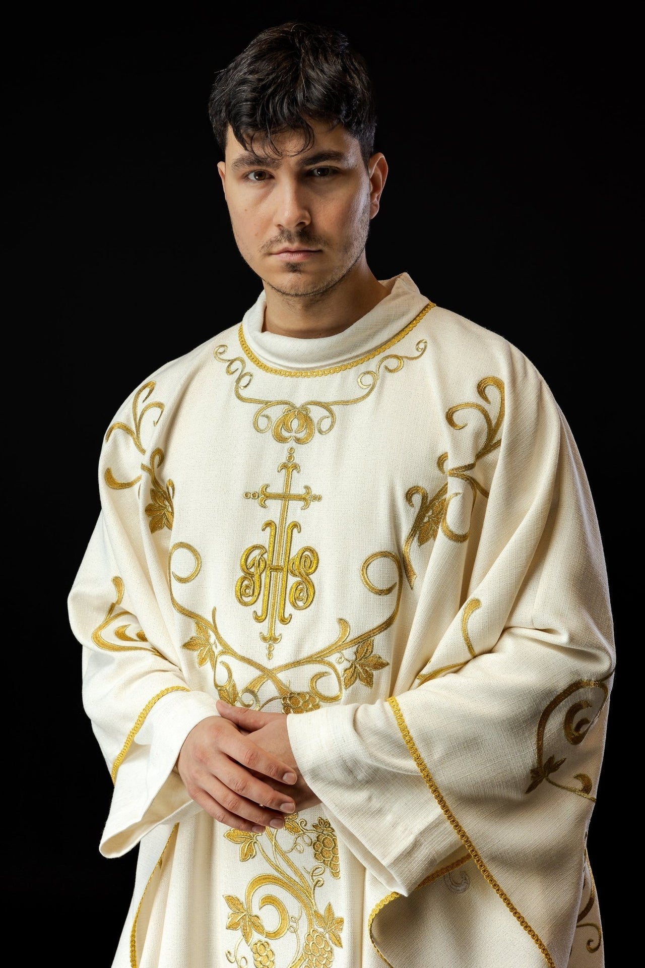 Ornat Liturgiczny Ecru z Haftem IHS i Winogron - Polski Produkt - alba.pl