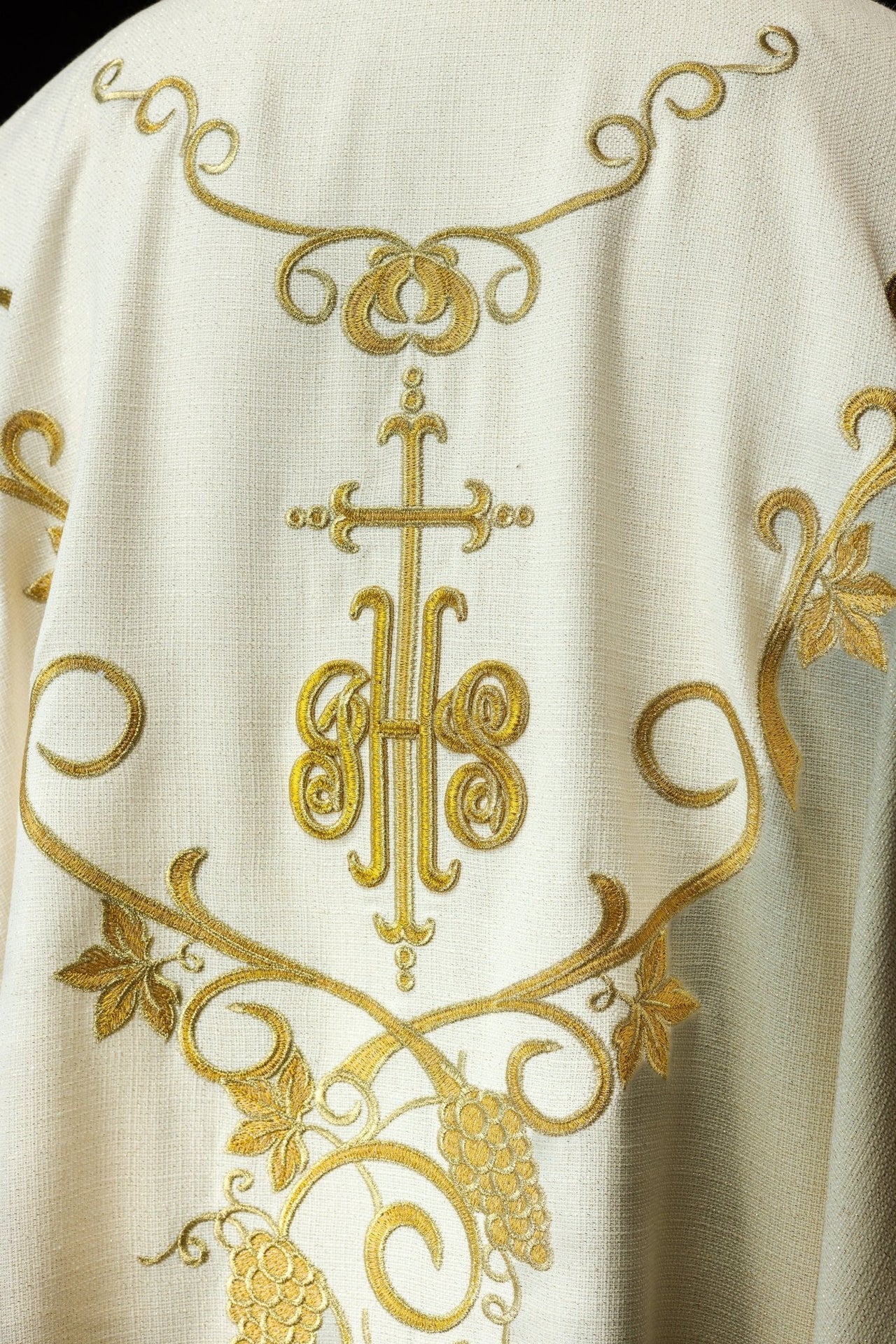 Ornat Liturgiczny Ecru z Haftem IHS i Winogron - Polski Produkt - alba.pl