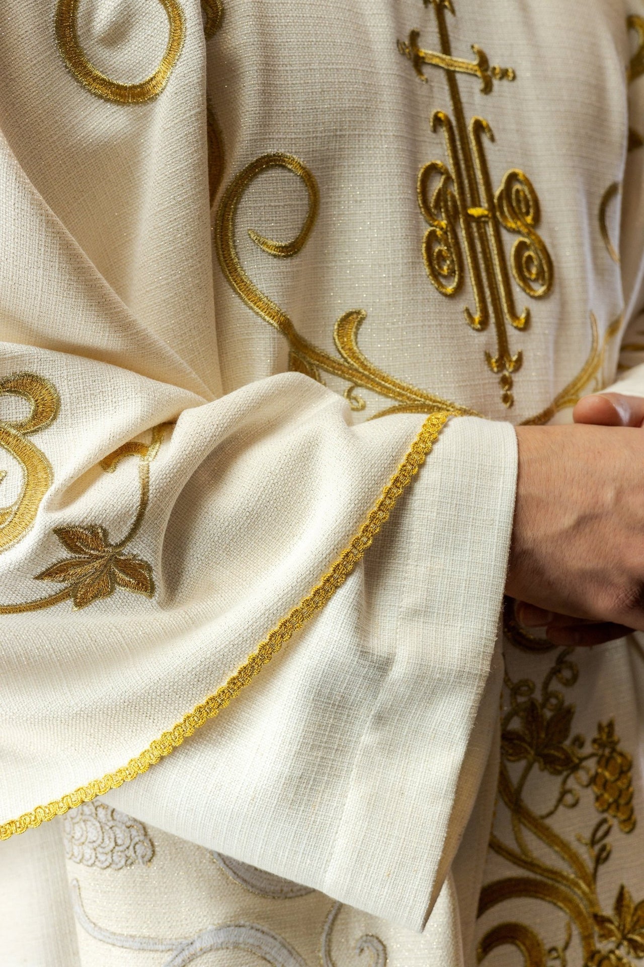 Ornat Liturgiczny Ecru z Haftem IHS i Winogron - Polski Produkt - alba.pl