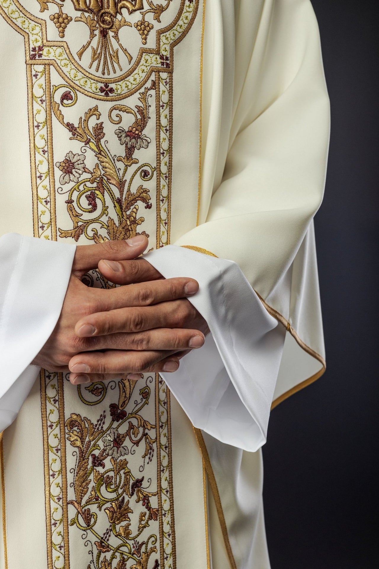 Ornat Liturgiczny Ecru z Haftem IHS i Złotą Lamówką - alba.pl