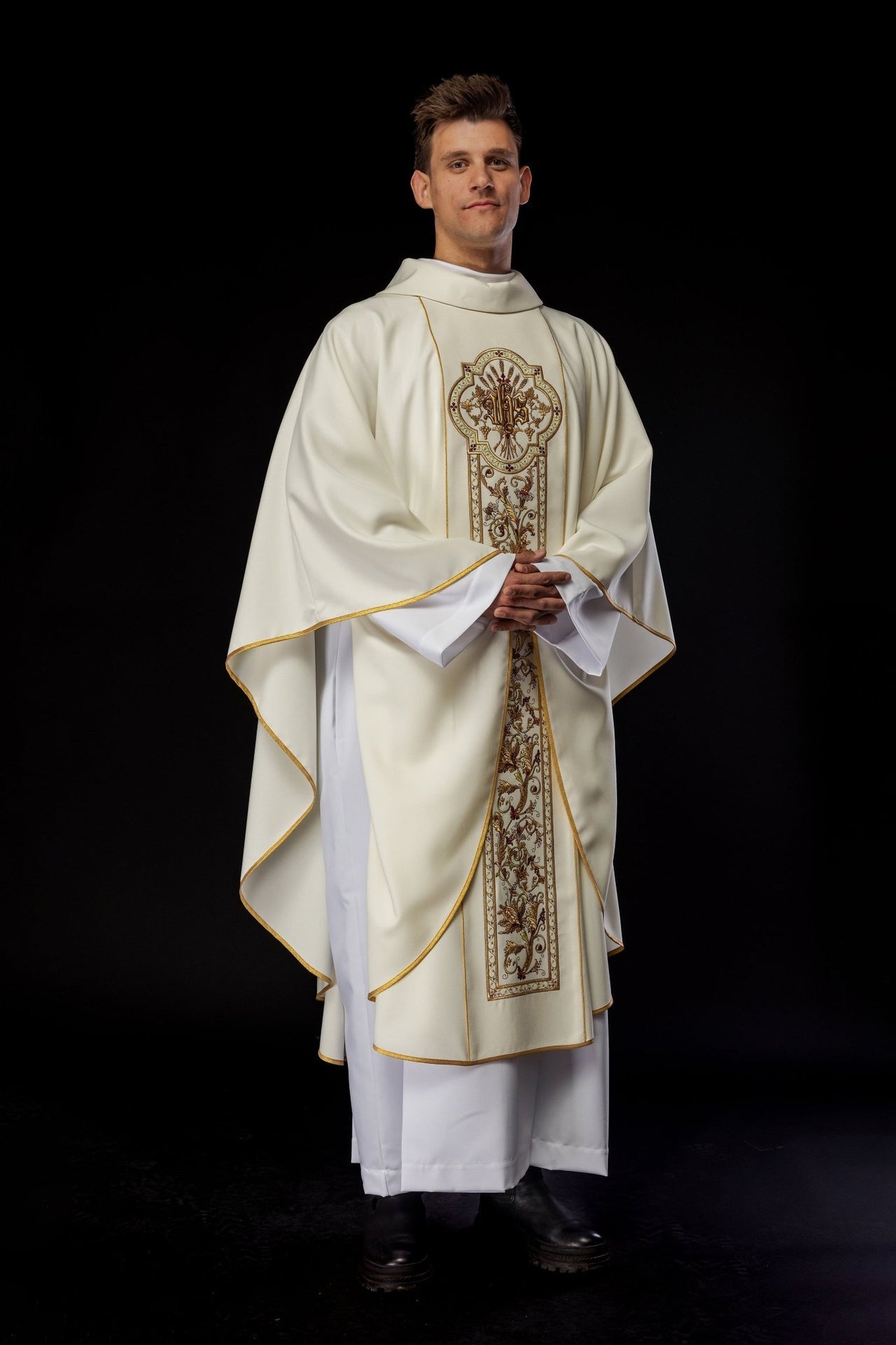 Ornat Liturgiczny Ecru z Haftem IHS i Złotą Lamówką - alba.pl