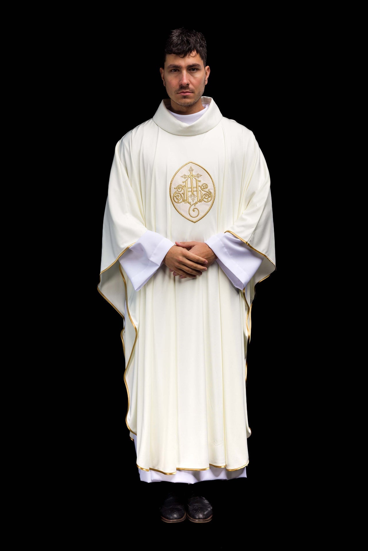 Ornat Liturgiczny Ecru z Haftem IHS - Lekka Dzianina Sacrolite - alba.pl